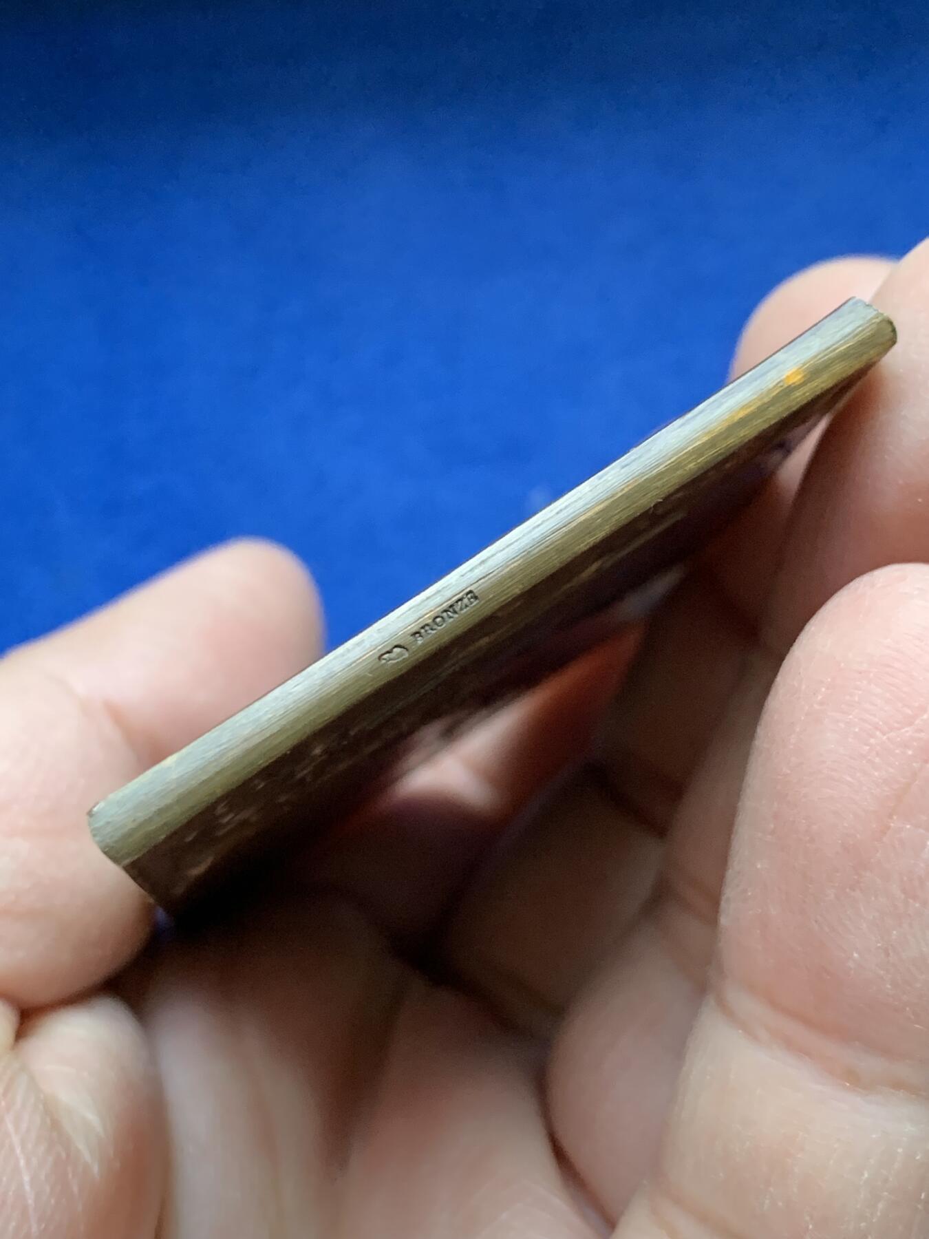 《竞宝斋》第443场 周日，周一，2场连拍 （全场包邮） 名家 F.Vernon作 1900年世界博览会期间杜乐丽宫法国市长宴会纪念方型铜章 75.7克 46.7*63.9mm 丰饶角铜标