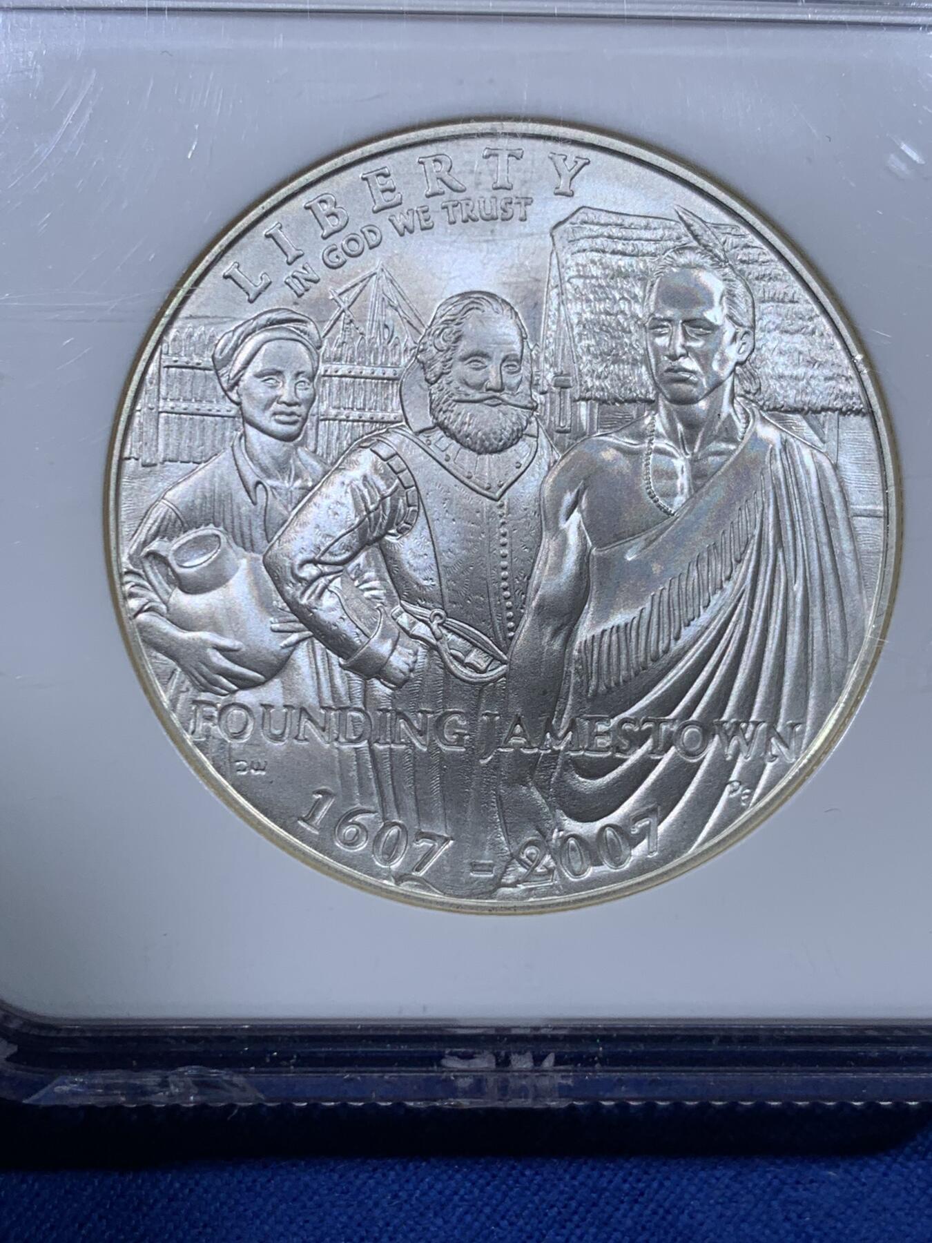 《竞宝斋》第443场 周日，周一，2场连拍 （全场包邮） NGC MS69 美国2007年詹姆斯敦400周年纪念1美元银币 900银 26.7克 盒子下沿小裂纹 细节见图