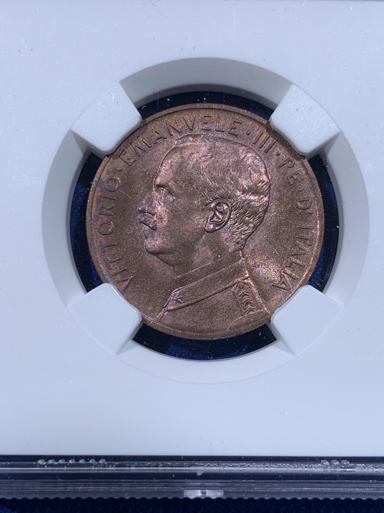 《竞宝斋》第443场 周日，周一，2场连拍 （全场包邮） NGC MS64BN 意大利1918年拿花女神5分铜币，意系经典，拿花系列铜币最大面值。女神面光度极好，五彩铜光靓丽，64收藏级高分。拿花真的漂亮 艺术性无以伦比