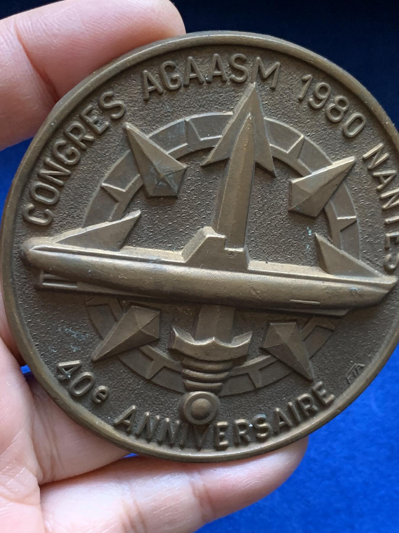 《竞宝斋》第443场 周日，周一，2场连拍 （全场包邮） 1980年法国南特ACAM大会40周年纪念章 107.8克 73.2mm