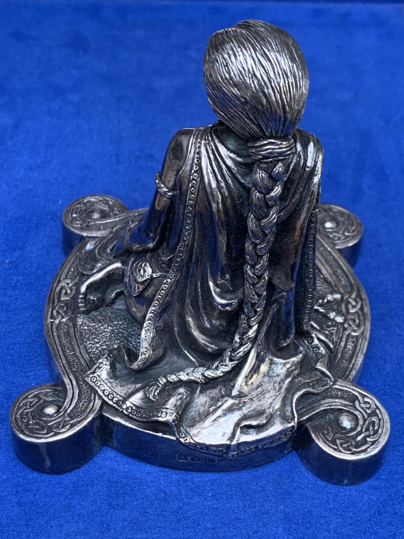 《竞宝斋》第443场 周日，周一，2场连拍 （全场包邮） 英国凯尔特少女坐像摆件 925银包银 1997年谢菲尔德官方银标识 总重434克 细节见图