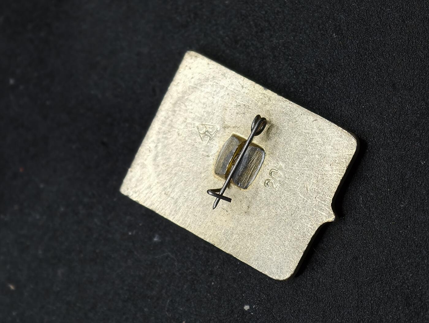 凯旋世界勋赏（第20期）（欢迎送拍）（对拍品有疑问请询问客服，不接受到手刀，出价默认拍品品相。请认真阅读拍卖规则！出价默认已认可！）（收到货请录制开箱视频，无视频概不处理问题。） 小徽章