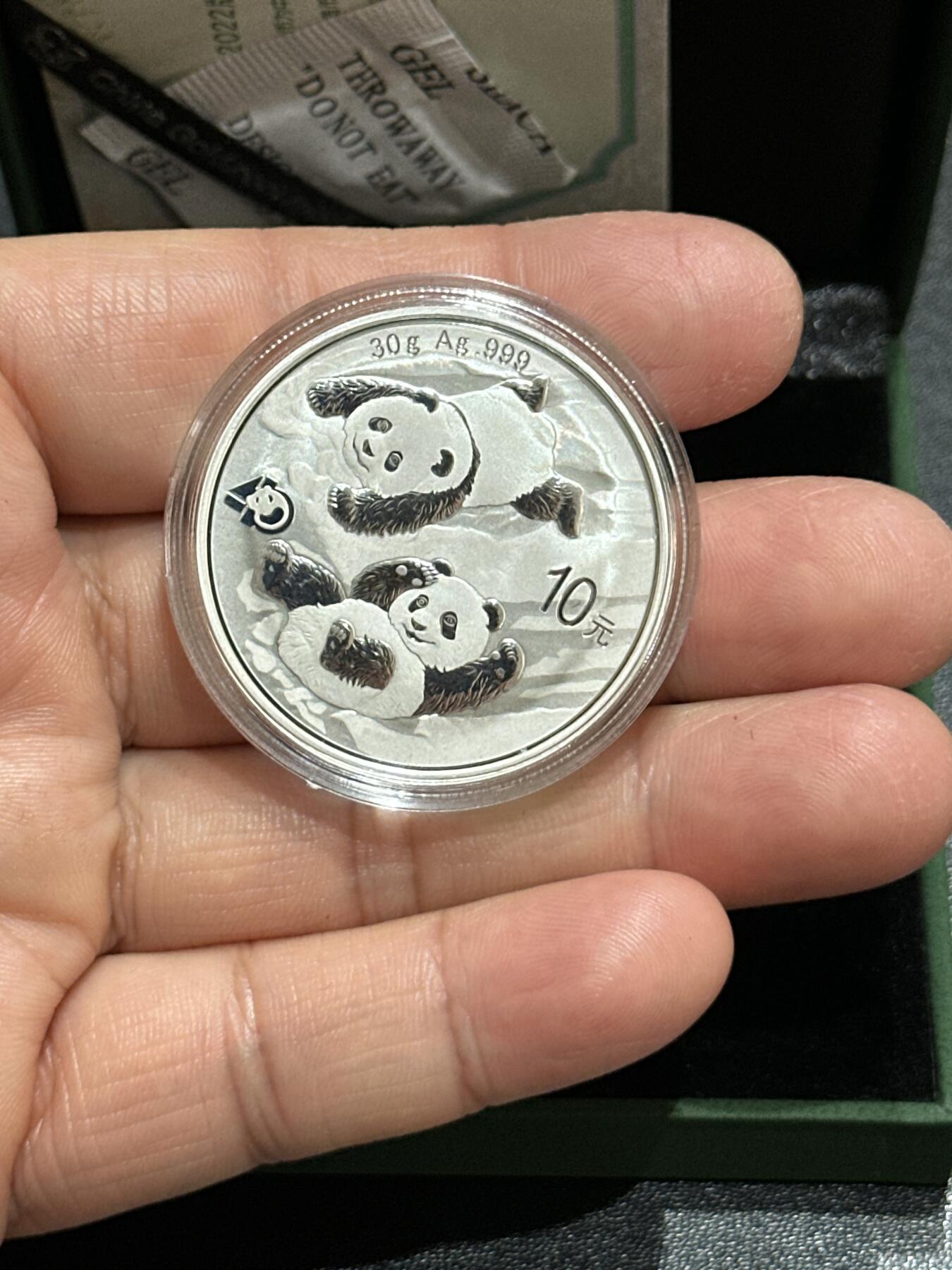 《外钞收藏家》第五百九十期（欧洲强钞、港币、硬通货及丰富裸币大拍场）（本平台长期征集拍品、欢迎藏友们联系合作） 2022年熊猫银币 30克 带证书和盒子