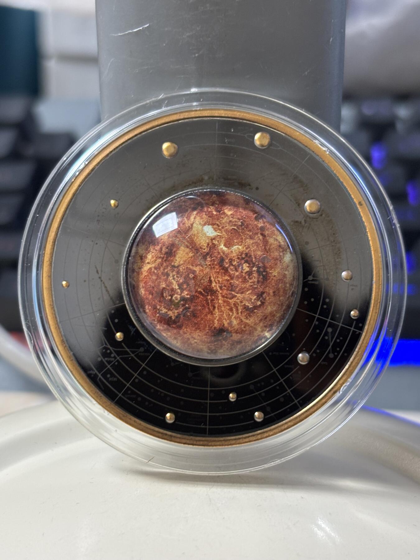 第184期拍卖 喀麦隆2021年太阳系系列金星钌化镀金彩印纪念银币，999银钌化镀金，17.5克，发行555枚，有氧化