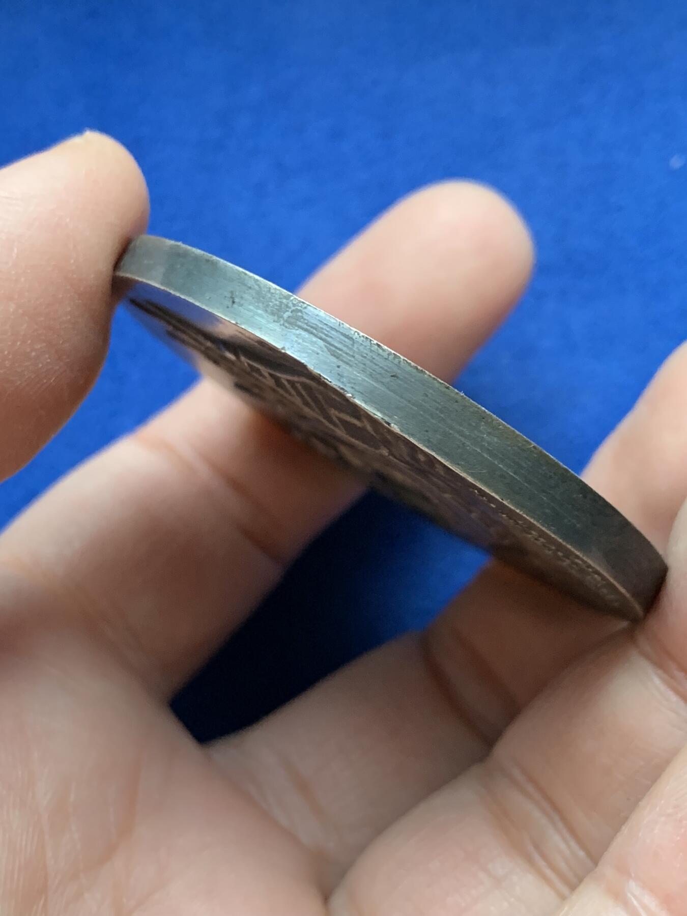 《竞宝斋》第443场 周日，周一，2场连拍 （全场包邮） 西班牙1968年巴塞罗那第六届国际航海博览会纪念镀银铜章 70.5克 49.8mm 带盒 正面：1618年建造的