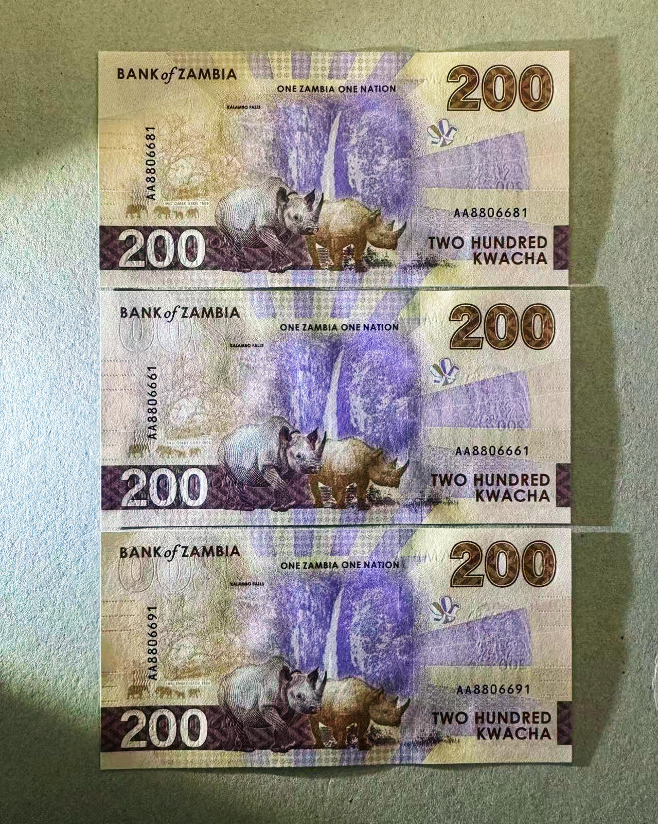 【Blue Auction】世界纸币精拍第757期——18级TOP拍卖/信誉/品质/专业/高效💫 【一组3张AA冠倒置号】赞比亚 新版 200科瓦查 全新UNC