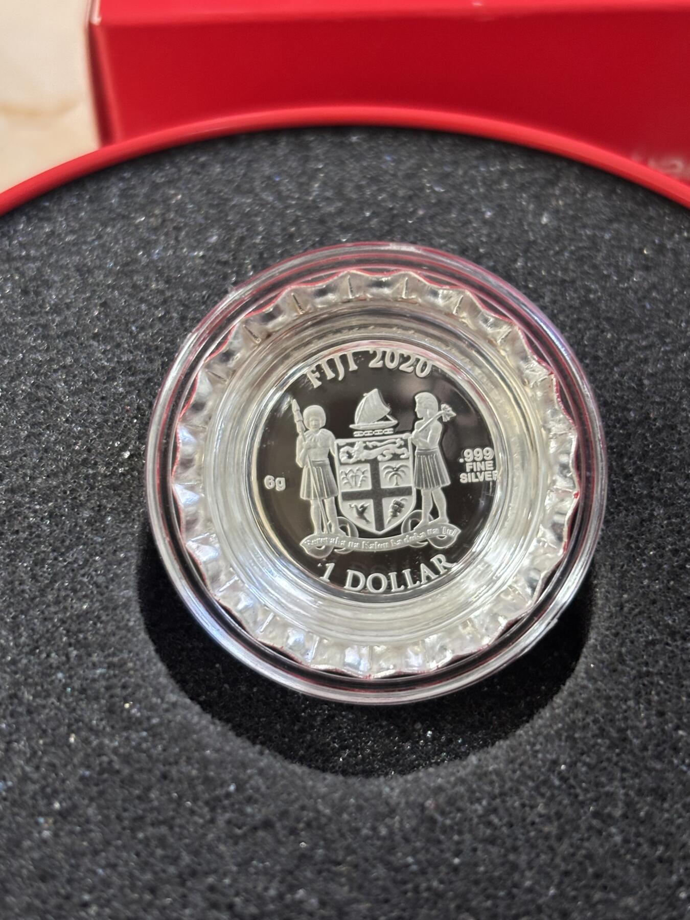 第184期拍卖 斐济2020年可口可乐瓶盖型台湾繁体字体版彩色纪念银币，999银，6克，发行1000枚