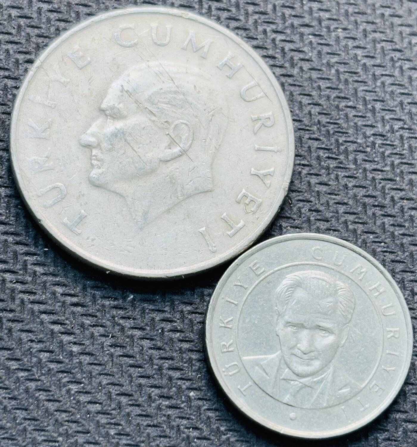 文馨钱币收藏第 284 场，【 长期接收代拍品】老藏家拍品南朝鲜李承晚时期货币，泰国大型纪念币，土耳其各时期及各国套币场 土耳其 25 库鲁，100 里拉 2 枚