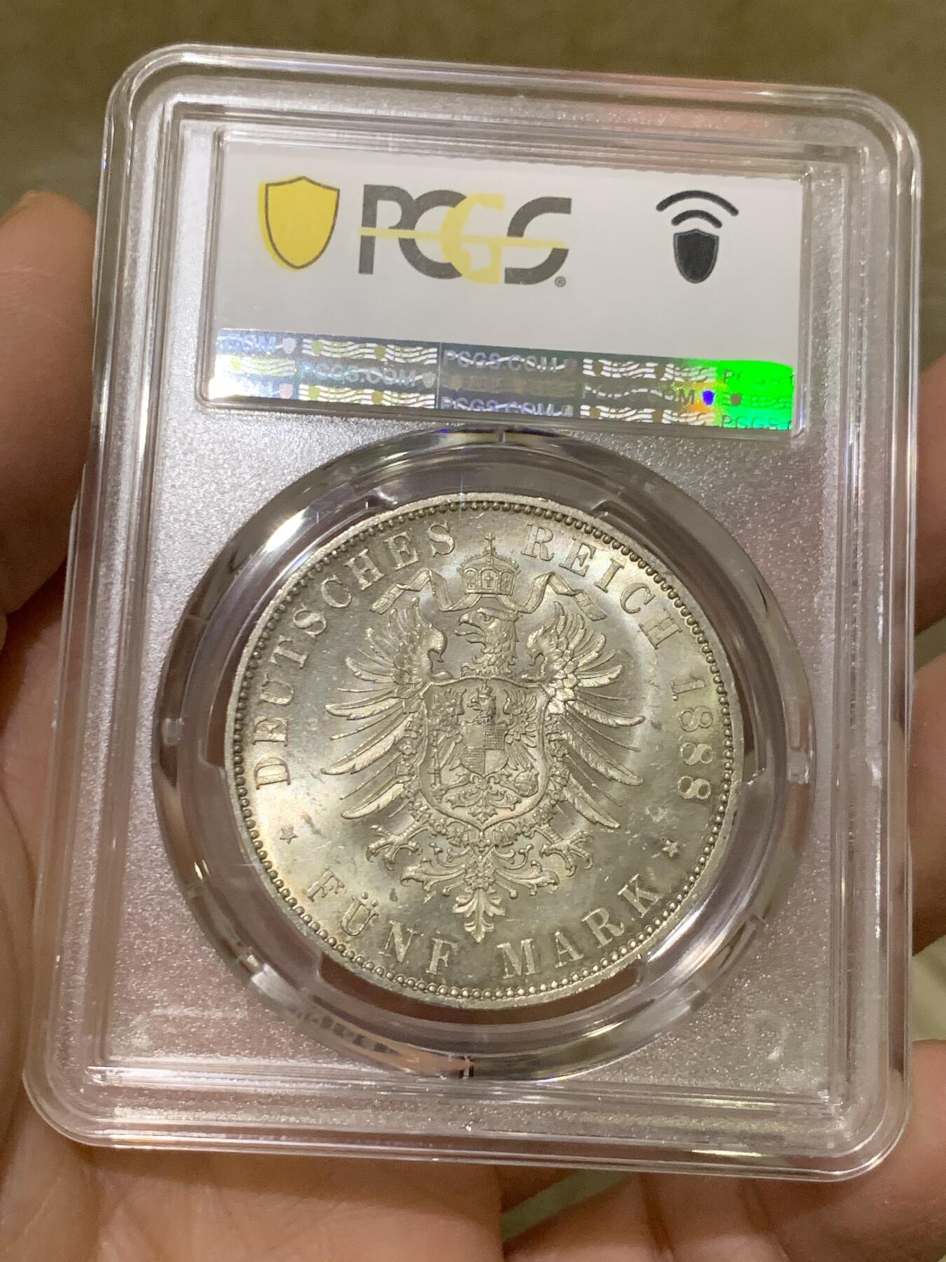 《竞宝斋》第443场 周日，周一，2场连拍 （全场包邮） PCGS MS64 德国普鲁士1888年弗里德里希短翅鹰流通5马克银币，大热门品种，十字转光 ，细节见图。