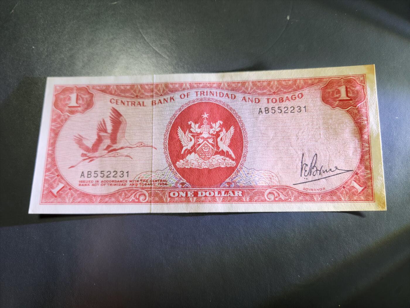 12月3号晚上8点 外国纸币自动截拍第67场 特立尼达和多巴哥纸币 1964年独立后第一版1元 首签 近新有黄斑