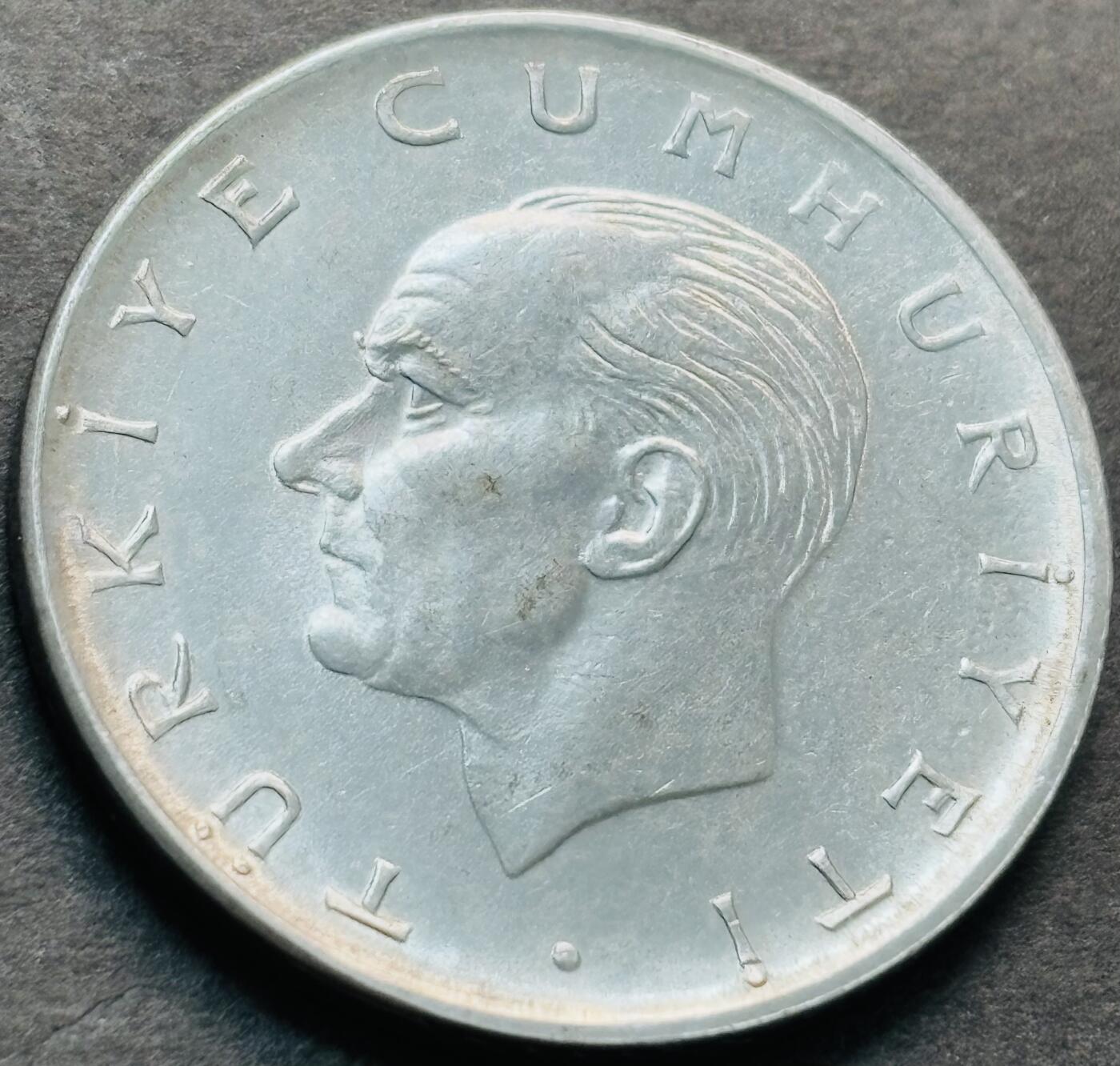 文馨钱币收藏第 284 场，【 长期接收代拍品】老藏家拍品南朝鲜李承晚时期货币，泰国大型纪念币，土耳其各时期及各国套币场 星月形向左 1975 年土耳其 1 里拉大币，有磁版