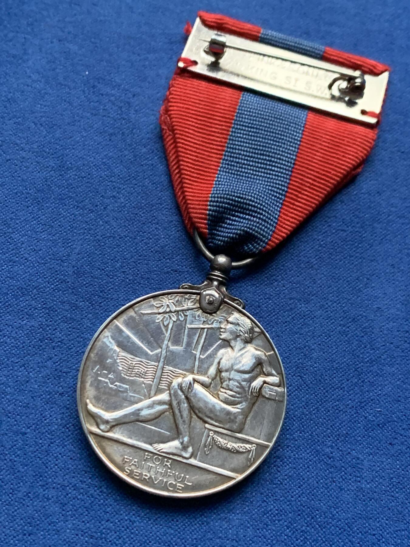 《竞宝斋》第443场 周日，周一，2场连拍 （全场包邮） 英国皇家忠诚服务奖章 总重约31.9克 带盒