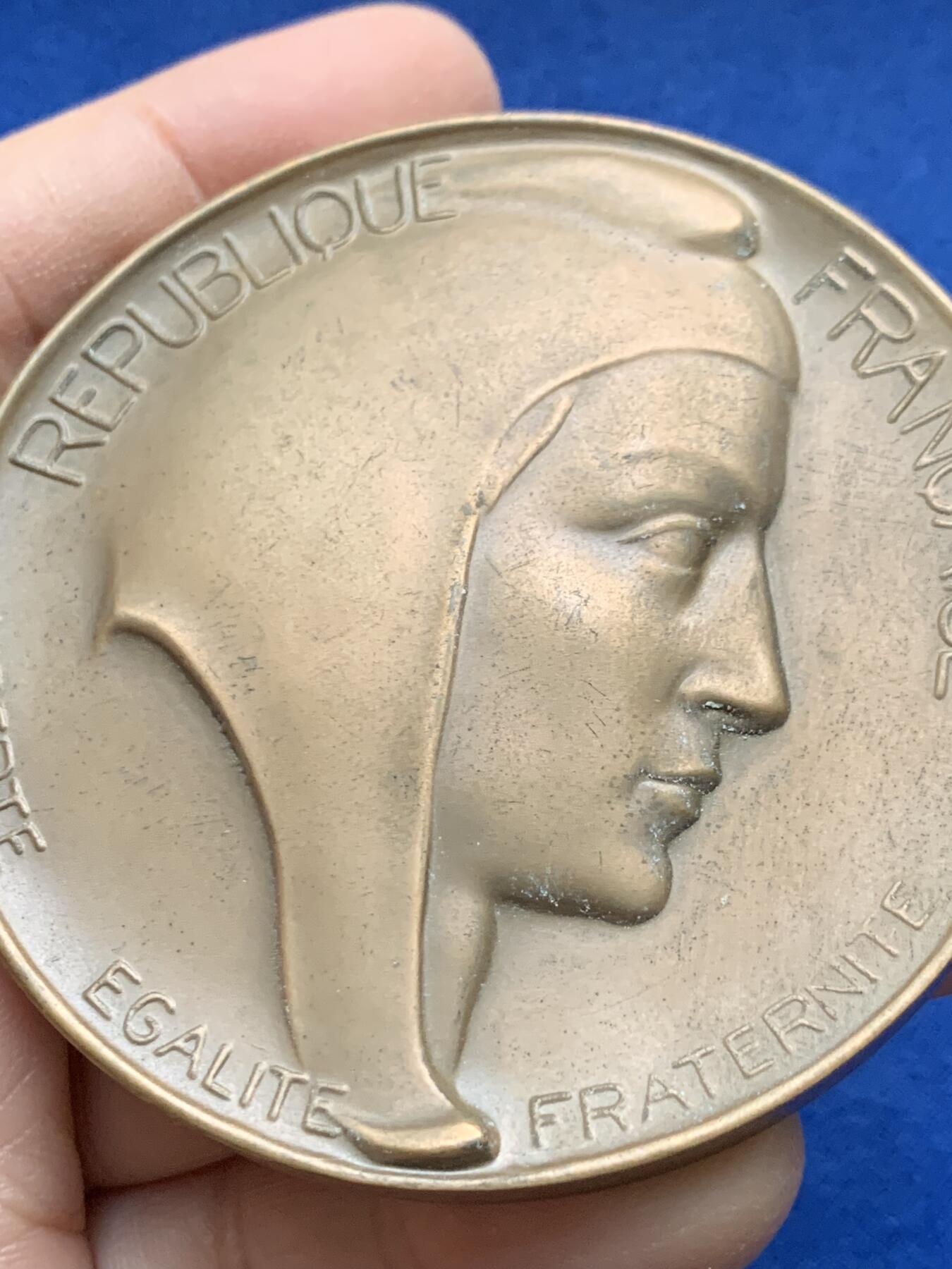 《竞宝斋》第443场 周日，周一，2场连拍 （全场包邮） 法国议会颁发玛丽安娜女神大铜章 136.1克 67.5mm 1971 丰饶角铜标