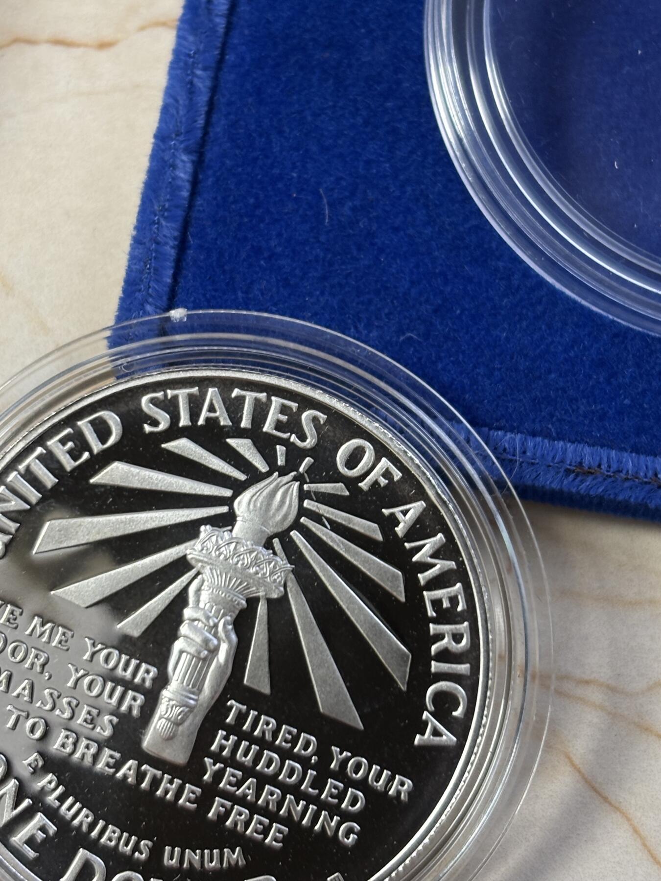 第183期拍卖 1986年美国双币套 自由女神纪念银币和铜镍币（1美元+半美元） 26.73克900银 盒证全