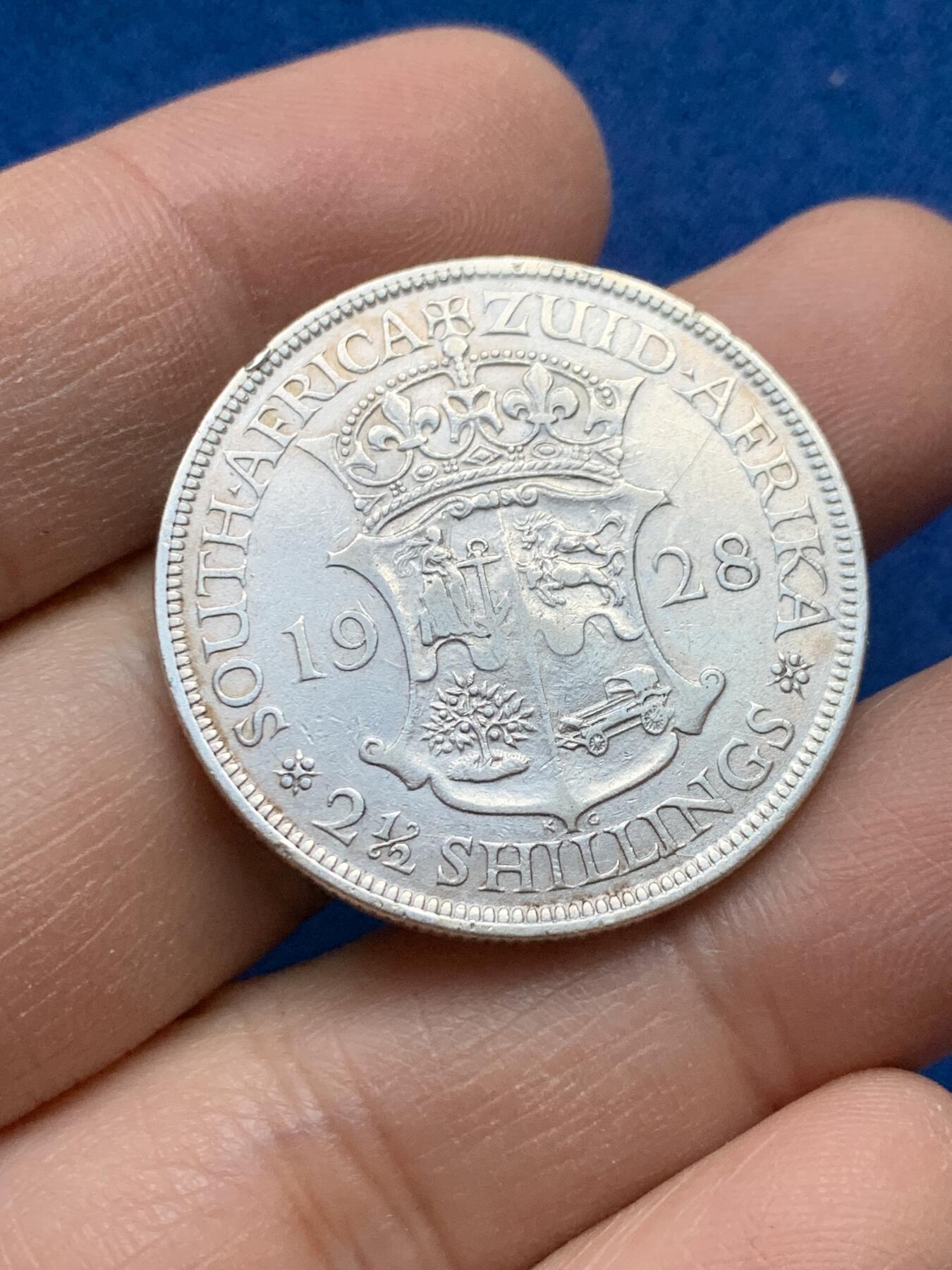 《竞宝斋》第443场 周日，周一，2场连拍 （全场包邮） 南非1928年乔治五世2.5先令银币 800银 14克 顶部有打磨痕迹 细节见图