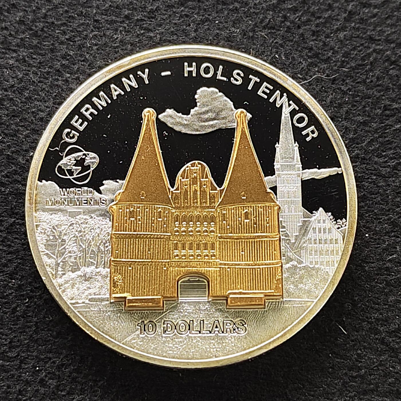 【全场包邮】纯粹捡漏拍483场（免费代拍第20场） 【少见】库克群岛2009年10元世界奇迹建筑系列德国霍尔斯特门（38.6毫米31.1克）精制克朗型纪念银币-含镀金建筑插件-量5000