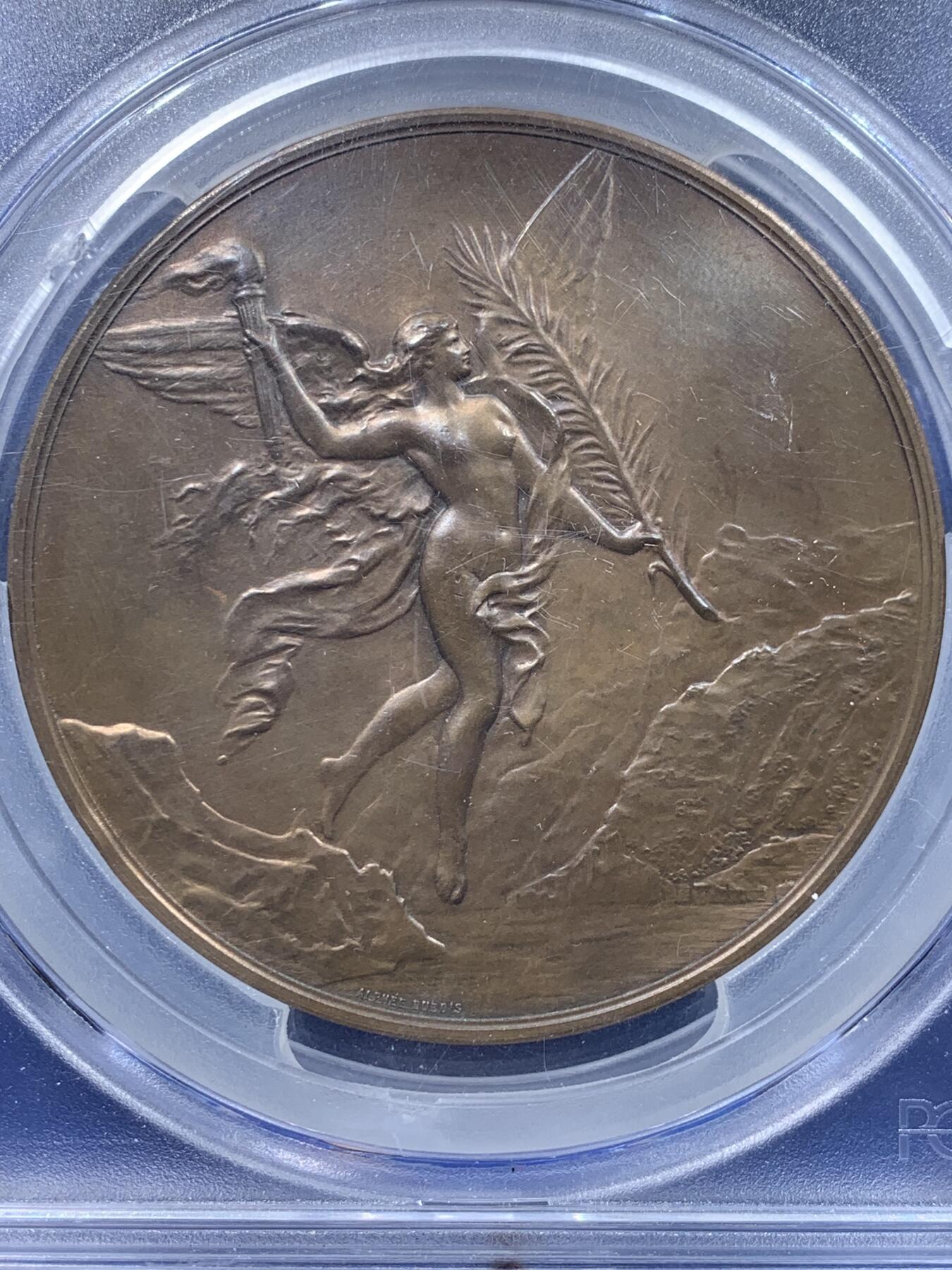 《竞宝斋》第443场 周日，周一，2场连拍 （全场包邮） PCGS SP63 亚军分 瑞士1891年联邦600周年飞天清凉女神大铜章，68mm大规格，151g，厚重压手。背生双翼的飞天女神在山间翱翔，手持火炬与橄榄枝，画面生动美好。收藏级大尺寸清凉章，更高仅1枚64，加厚盒。