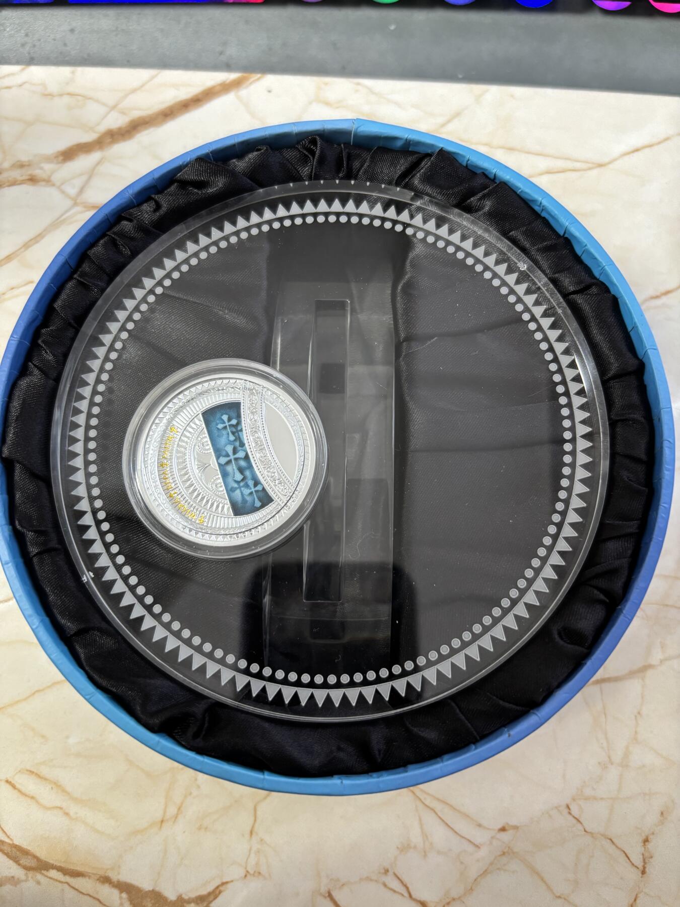 第184期拍卖 纽埃2015年人类的灵魂世界彩色17.5克纪念银币2，999银，发行1555枚