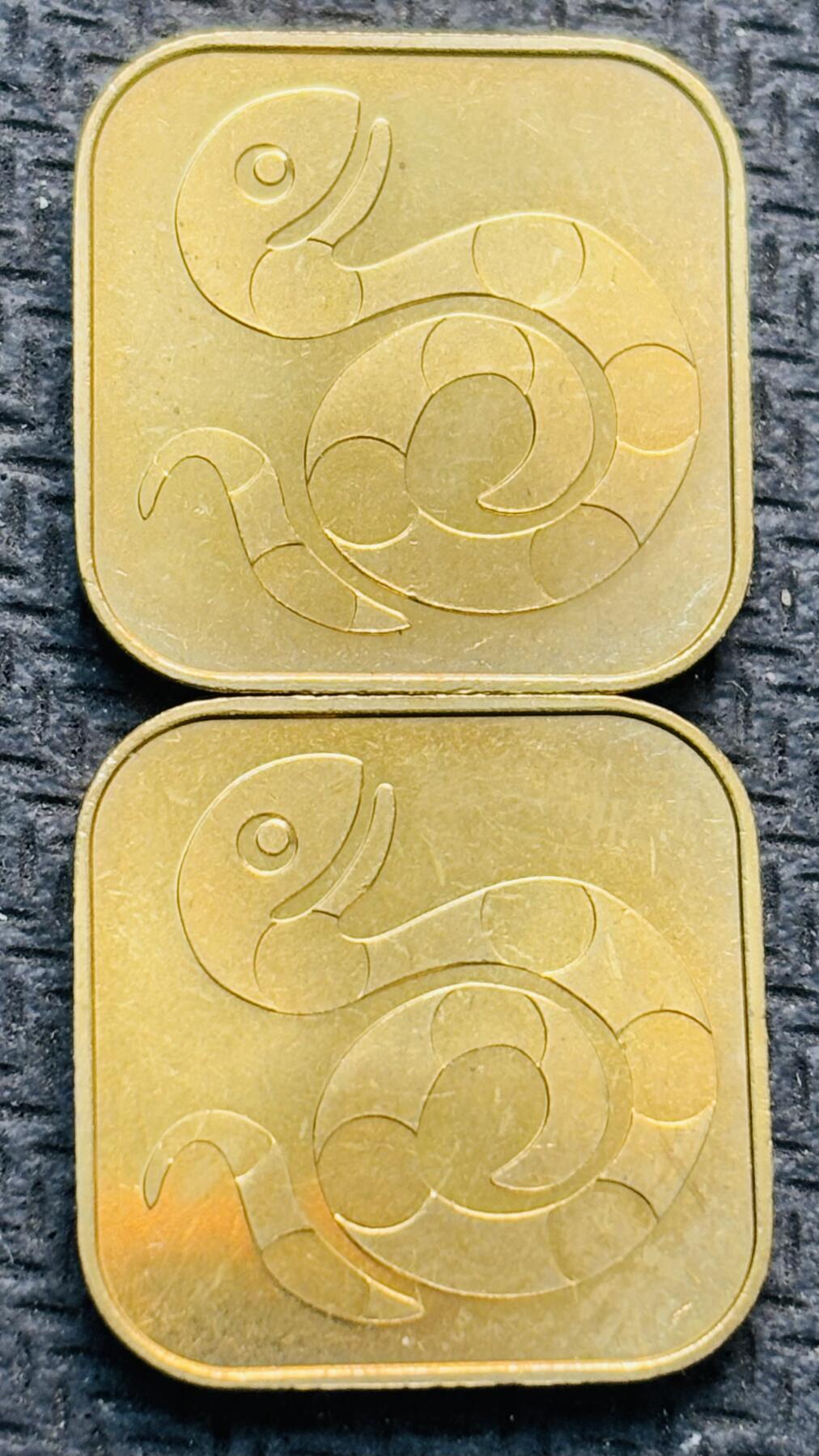 文馨钱币收藏第 284 场，【 长期接收代拍品】老藏家拍品南朝鲜李承晚时期货币，泰国大型纪念币，土耳其各时期及各国套币场 全新日本 2001 年蛇年纪念铜章 2 枚