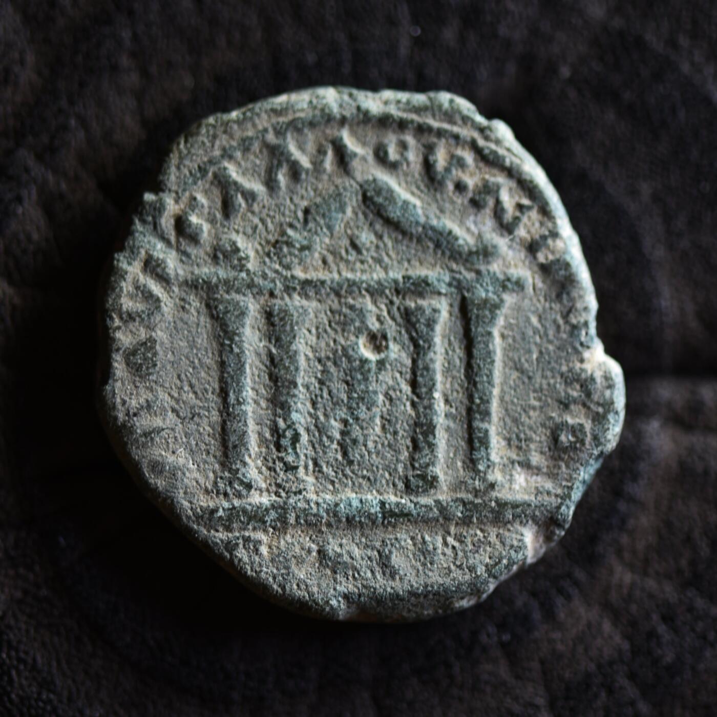 【良泉】【2025年最后一场】12月18日晚19.30点开拍！188组【直播场】西方古代钱币、丝路杂项、印章！ 【罕见】公元193-211年【古罗马·行省】伊斯特河畔的尼卡波利斯城，塞普提米乌斯·塞维鲁，尼卡波利斯城罗马执政官代表——奥勒留··加卢斯打制（VΠ AV ΓAΛΛOY NIKOΠOΛITΩN ΠΡOC IC）神庙铜币，5.87克