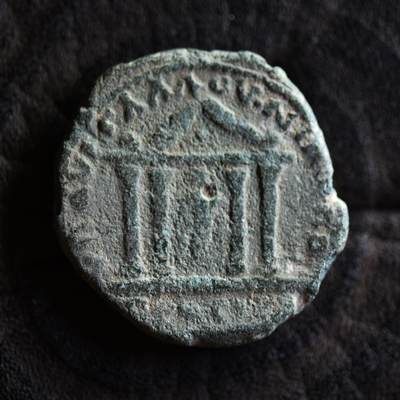 【良泉】【2025年最后一场】12月18日晚19.30点开拍！188组【直播场】西方古代钱币、丝路杂项、印章！ - 【罕见】公元193-211年【古罗马·行省】伊斯特河畔的尼卡波利斯城，塞普提米乌斯·塞维鲁，尼卡波利斯城罗马执政官代表——奥勒留··加卢斯打制（VΠ AV ΓAΛΛOY NIKOΠOΛITΩN ΠΡOC IC）神庙铜币，5.87克