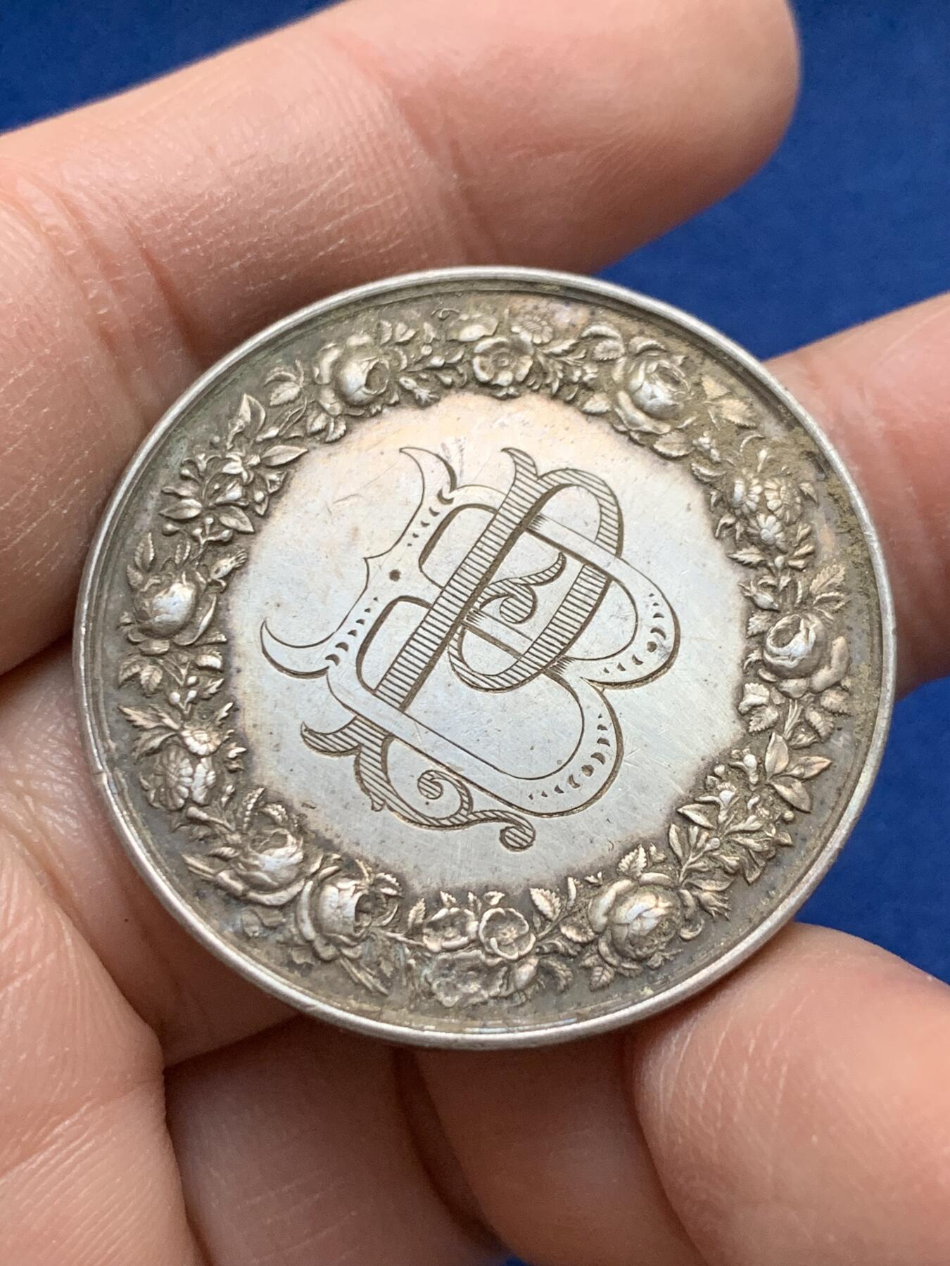 《竞宝斋》第443场 周日，周一，2场连拍 （全场包邮） 法国婚章 22克 36.8mm 1873 蜜蜂银标 背面刻画漂亮