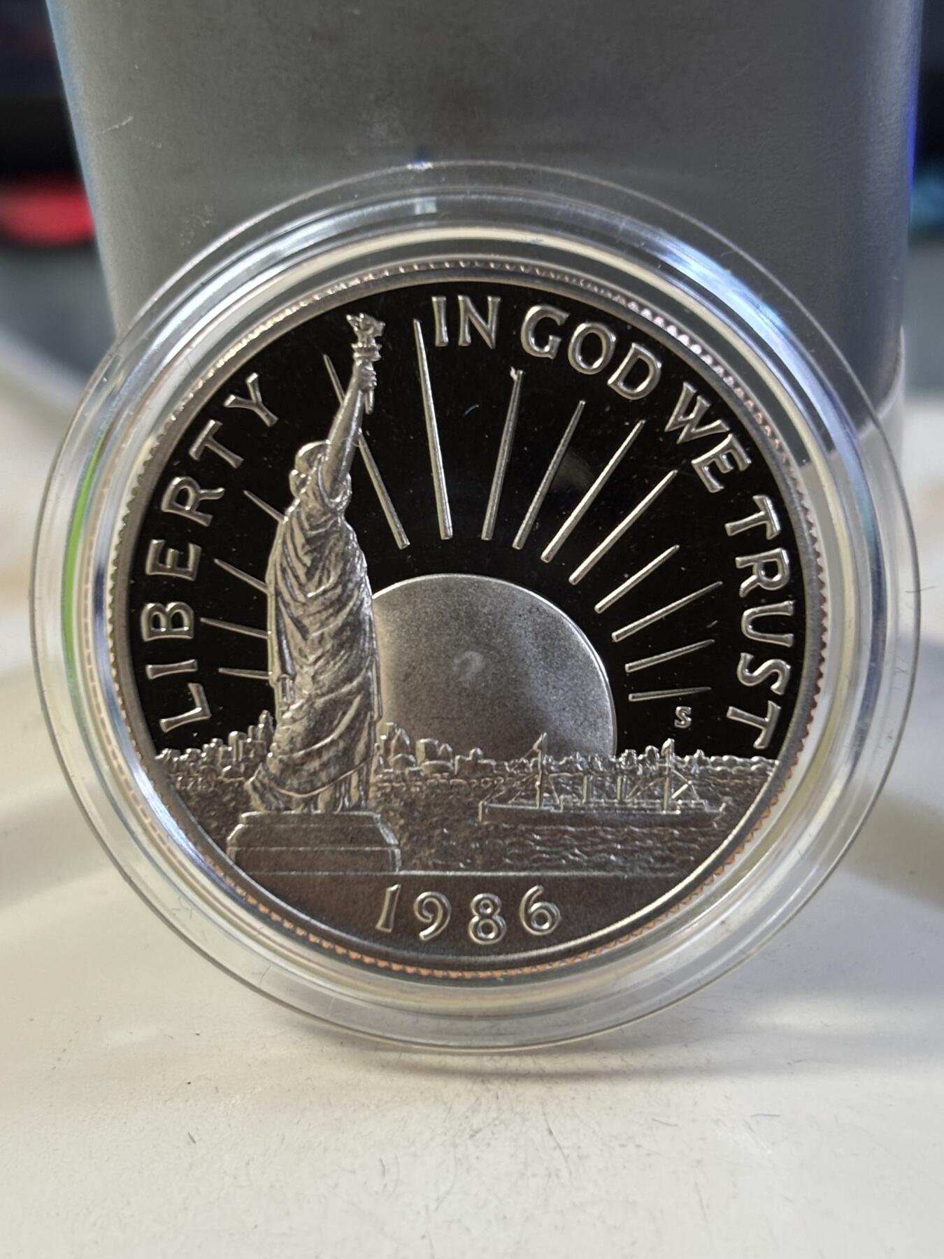 第183期拍卖 1986年美国双币套 自由女神纪念银币和铜镍币（1美元+半美元） 26.73克900银 盒证全