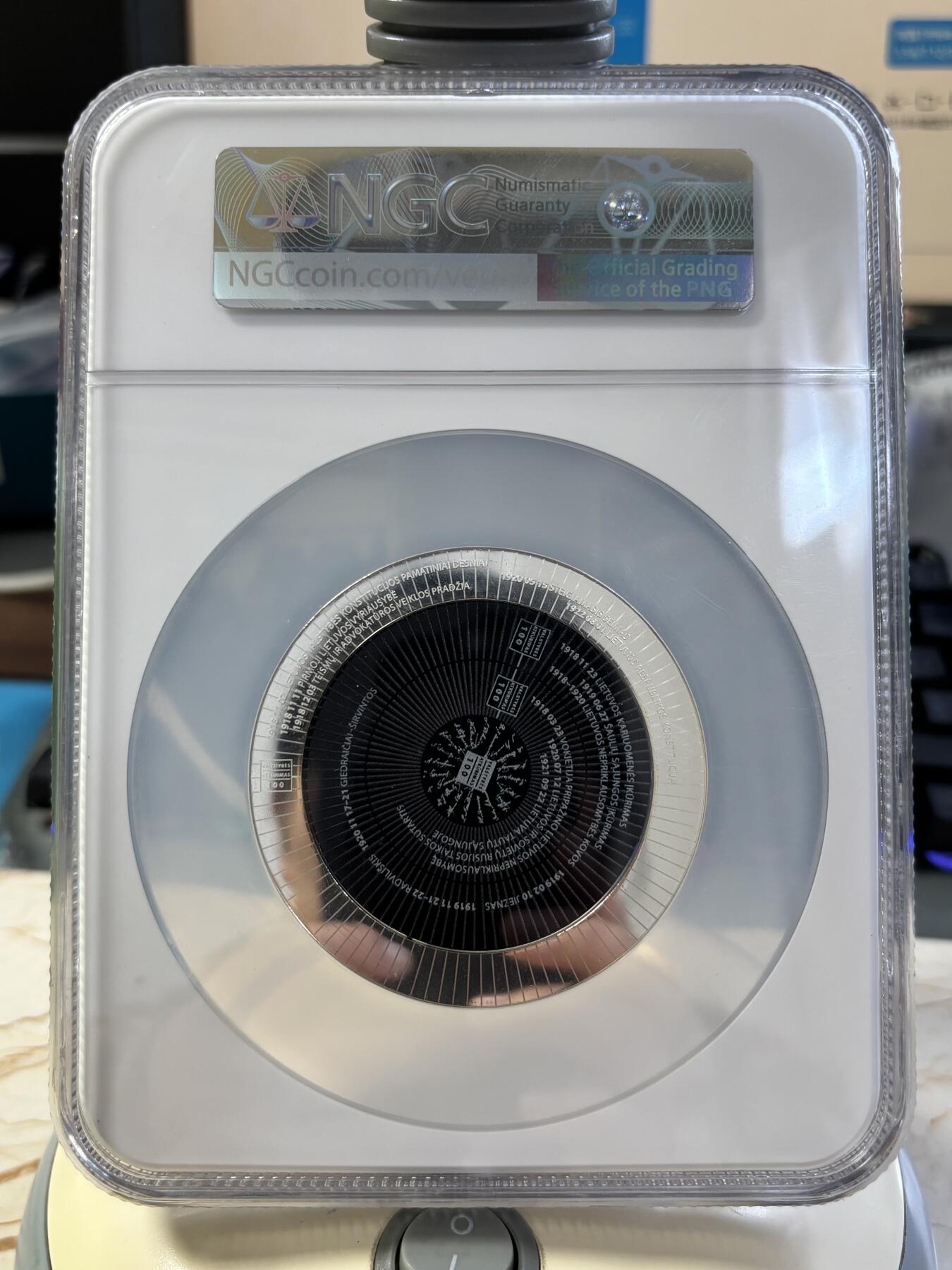 第183期拍卖 立陶宛2018年建国百年中空环形20欧纪念银币NGC-PF70首期蓝标无盒无证书，925银，28.28克，中间的有脱落