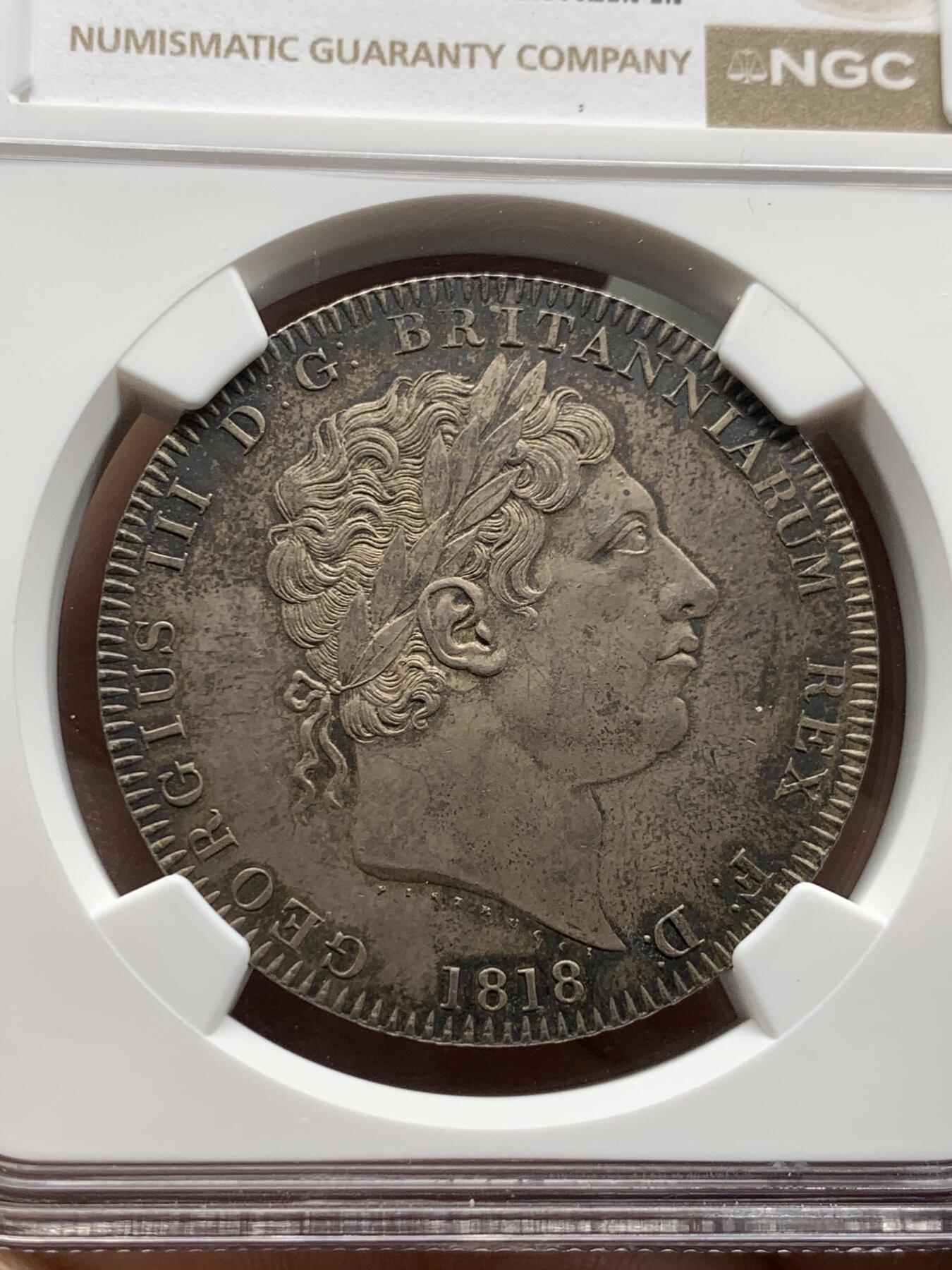 《竞宝斋》第443场 周日，周一，2场连拍 （全场包邮） NGC MS63 英国1818年乔治三世马剑克朗，马剑首年，乔三克朗三个年份中发行量最少的，包浆醇厚，近期价格不断攀升。