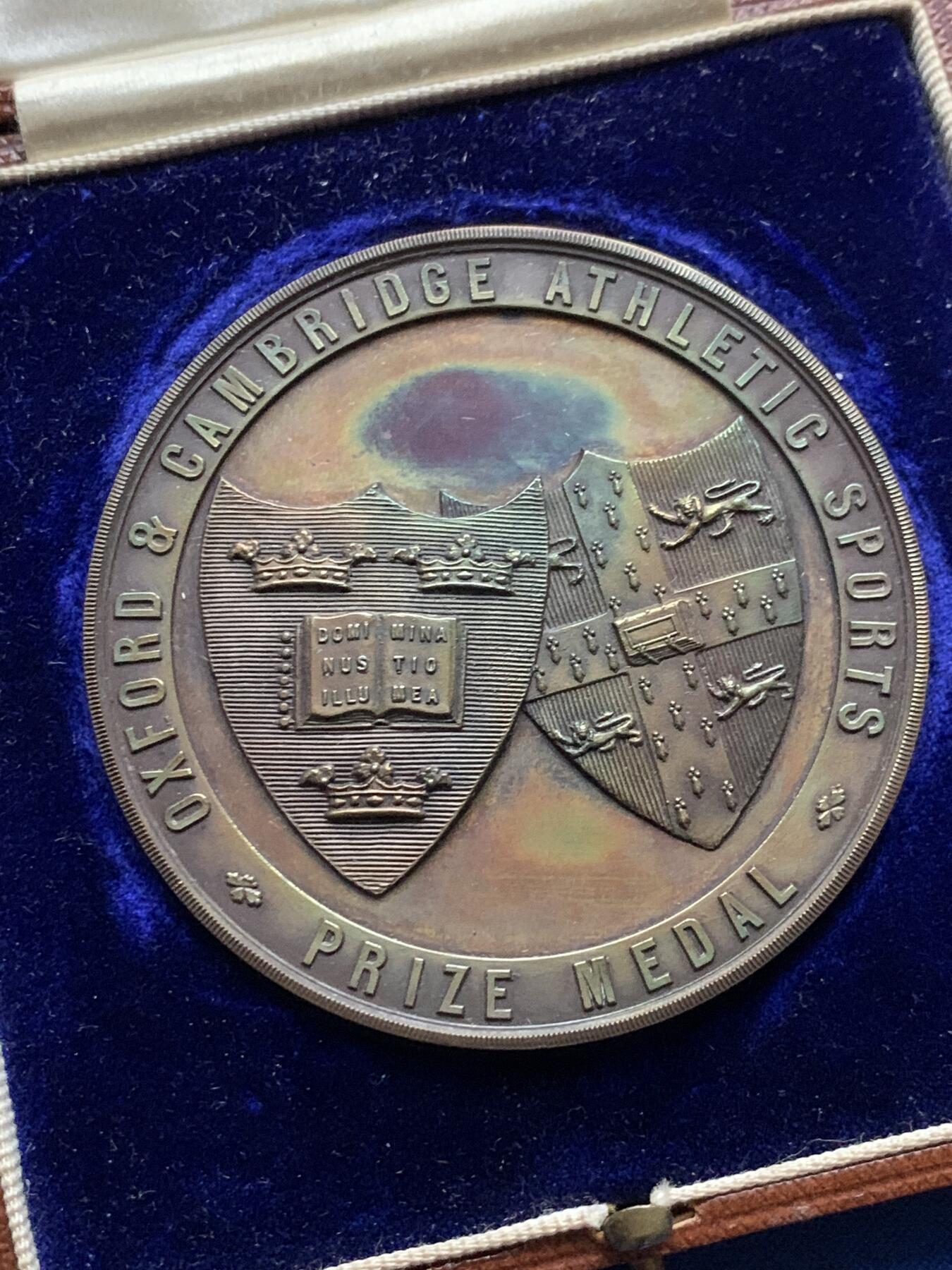 《竞宝斋》第443场 周日，周一，2场连拍 （全场包邮） 英国牛津和剑桥大学竞技运动1911年大型铜奖章，98.7克，60.2mm，盒装，用于牛津对决剑桥的运动赛事中，此章颁发给了一英里田径比赛的第二名R.D.C.LARKE