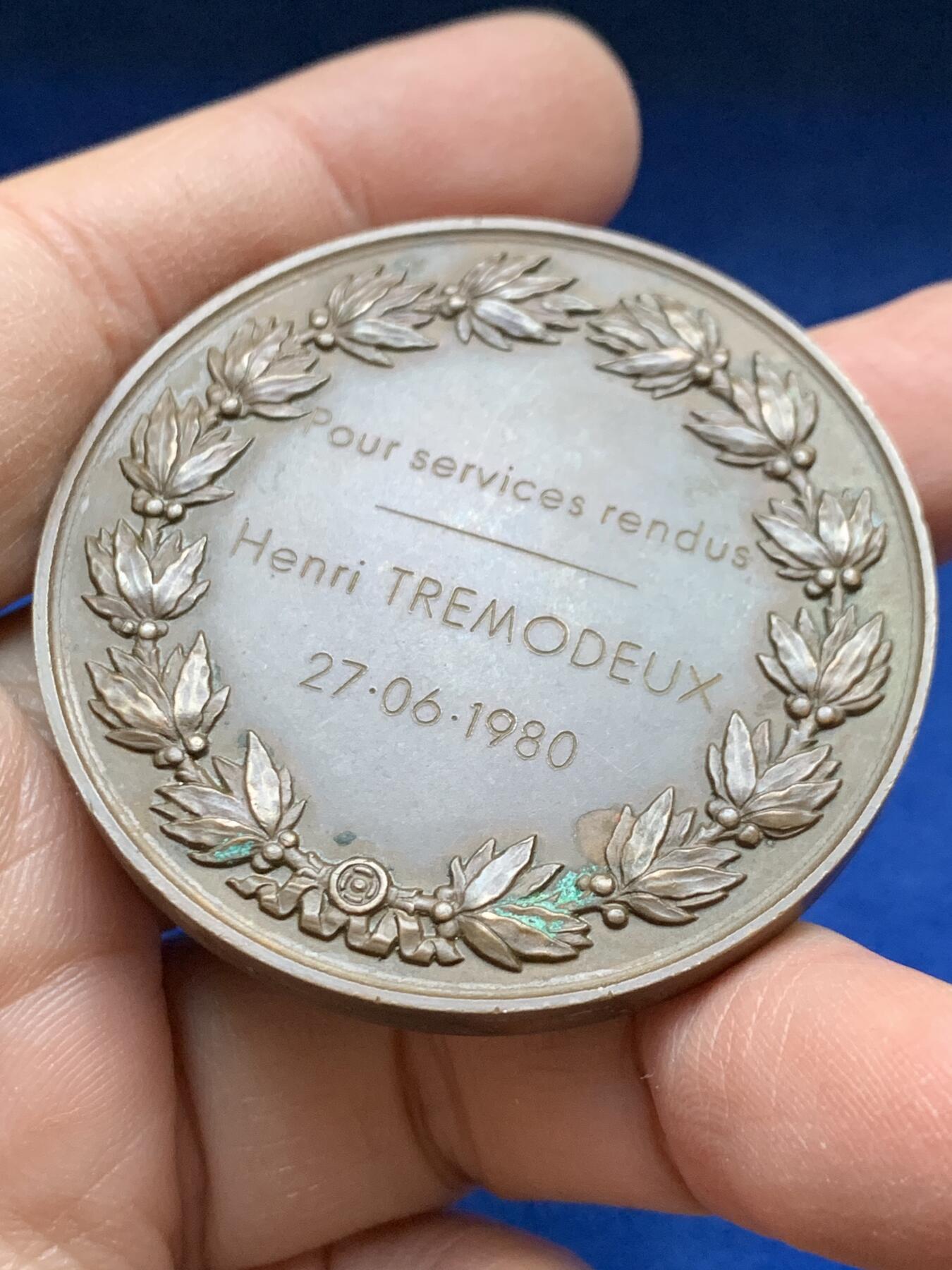 《竞宝斋》第443场 周日，周一，2场连拍 （全场包邮） 法国贡比涅市卓越贡献大铜章 直径50.5mm 重量76.3克 1979 丰饶角铜标