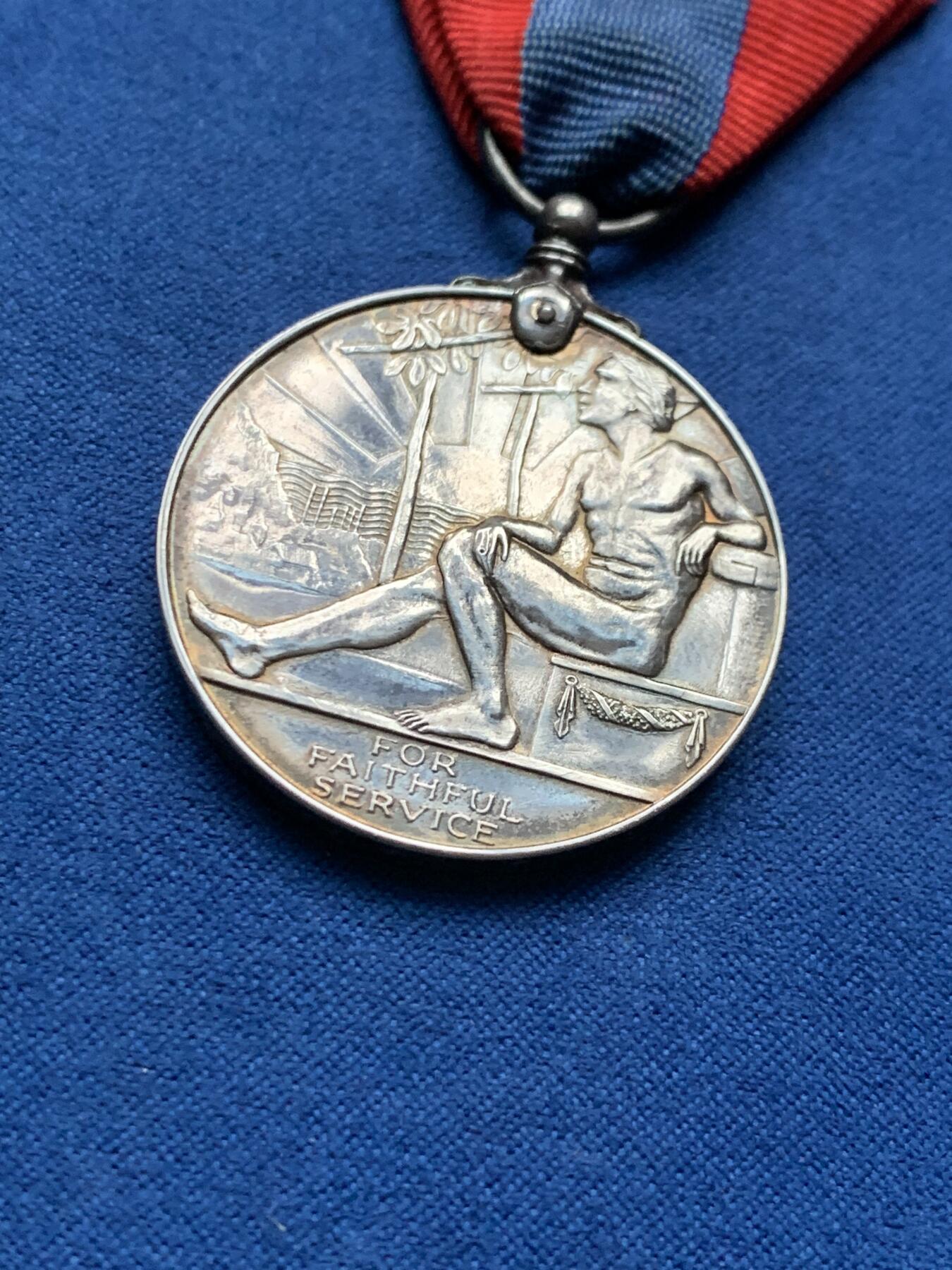 《竞宝斋》第443场 周日，周一，2场连拍 （全场包邮） 英国皇家忠诚服务奖章 总重约31.9克 带盒