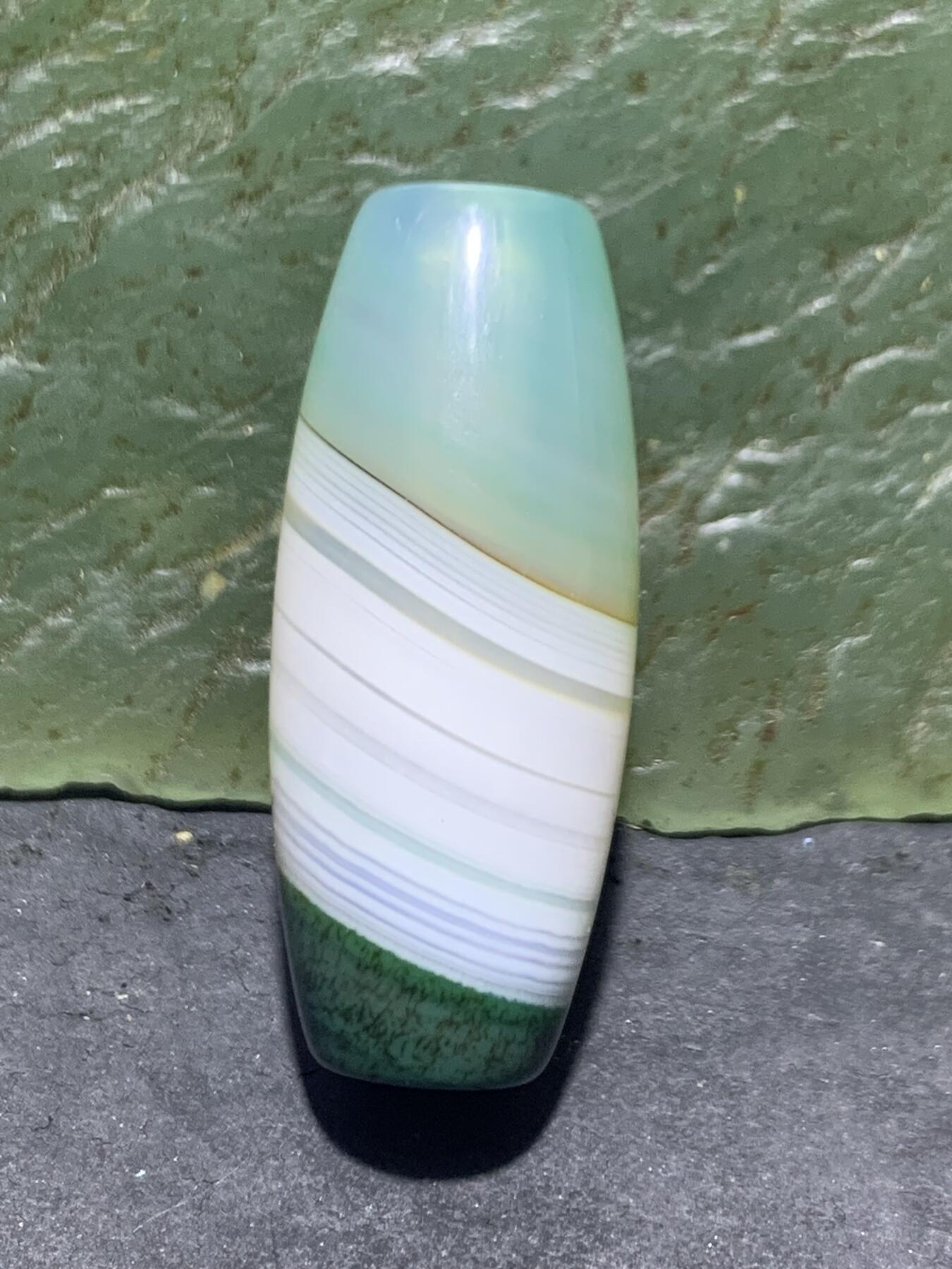 精美冰透高玉化瓷白绿双色缠丝玛瑙桶珠一颗