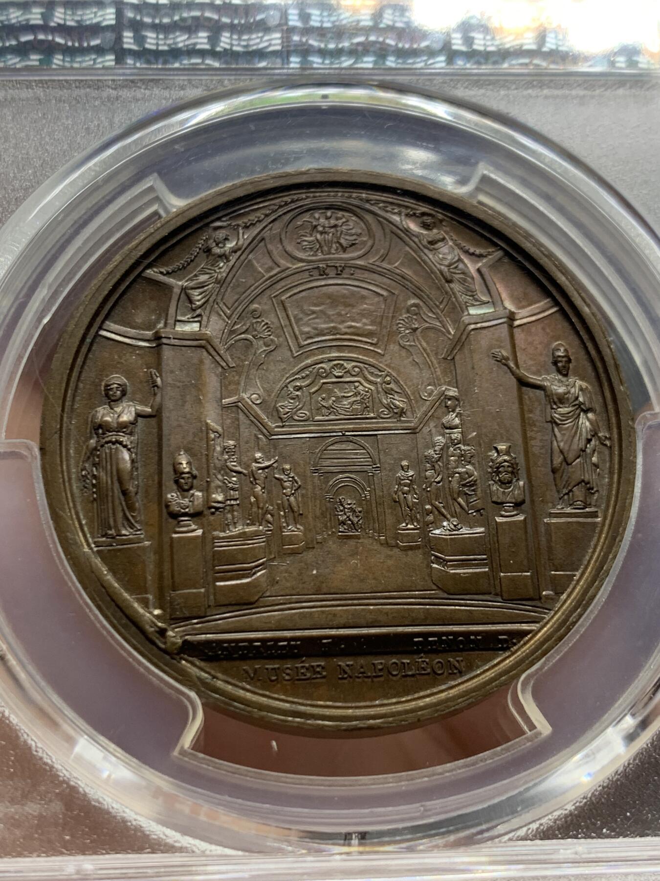 《竞宝斋》第443场 周日，周一，2场连拍 （全场包邮） PCGS SP63 高分 1804年原铸 法国皇帝拿破仑一世罕见卢浮宫博物馆题材铜章。正面拿破仑皇帝，背面博物馆展厅，雕刻细腻叹为观止。少见品。