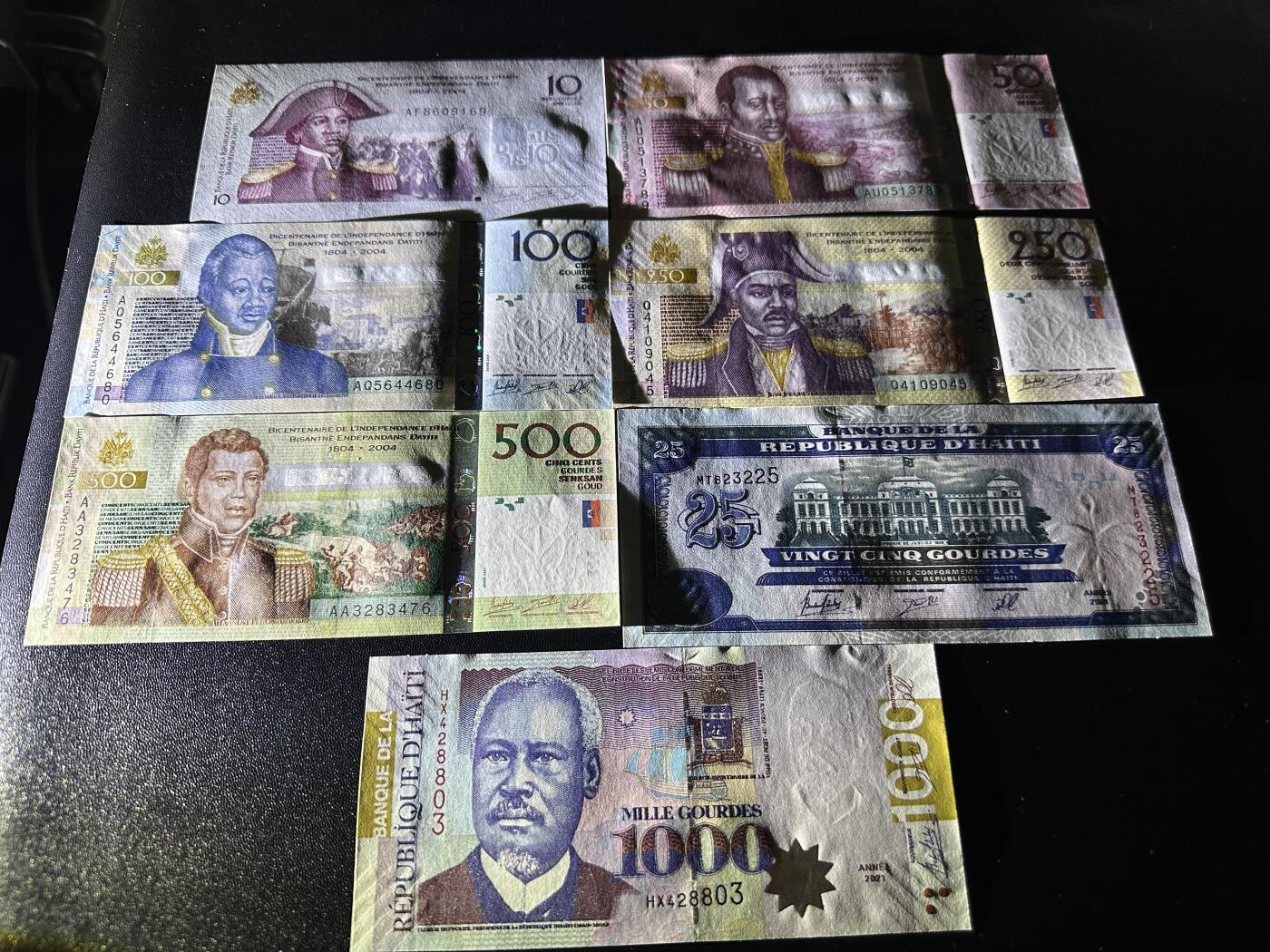 《外钞收藏家》第五百九十期（欧洲强钞、港币、硬通货及丰富裸币大拍场）（本平台长期征集拍品、欢迎藏友们联系合作） 海地10-1000面额 7张一起 全新UNC 尾8803