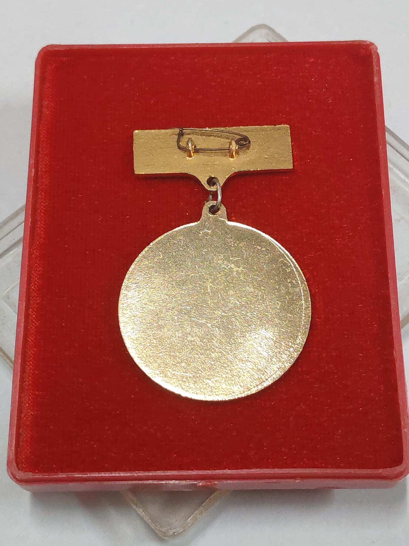 韵星假日拍卖第三十一期 -- Rimey Holidays Auction 31 柬埔寨人民共和国民族解放奖章（波尔布特政权垮台） 带原盒 稀有 库存品相