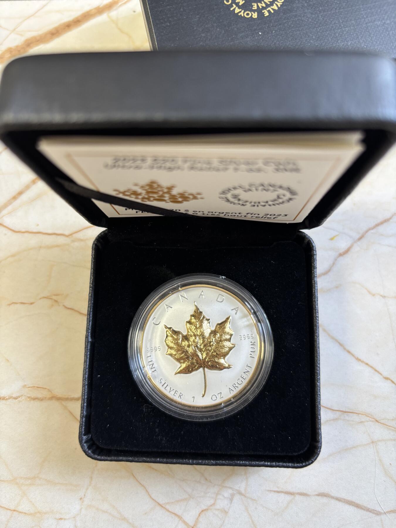 第183期拍卖 加拿大2023年枫叶发行35周年超高浮雕1盎司局部镀金银币，9999银镀金，发行8000枚，