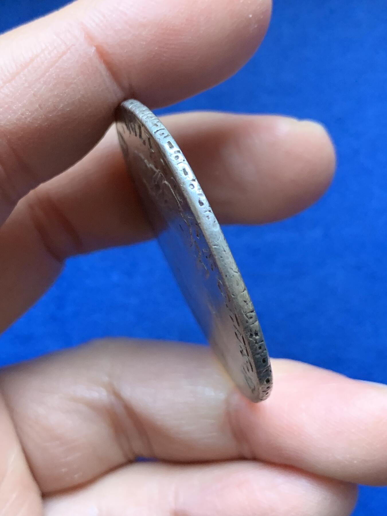 《竞宝斋》第443场 周日，周一，2场连拍 （全场包邮） 西属玻利维亚1790年卡三像过渡版双柱8R银币，过度版稀少，大币胚，特色十足，比同年墨西哥双柱大一圈