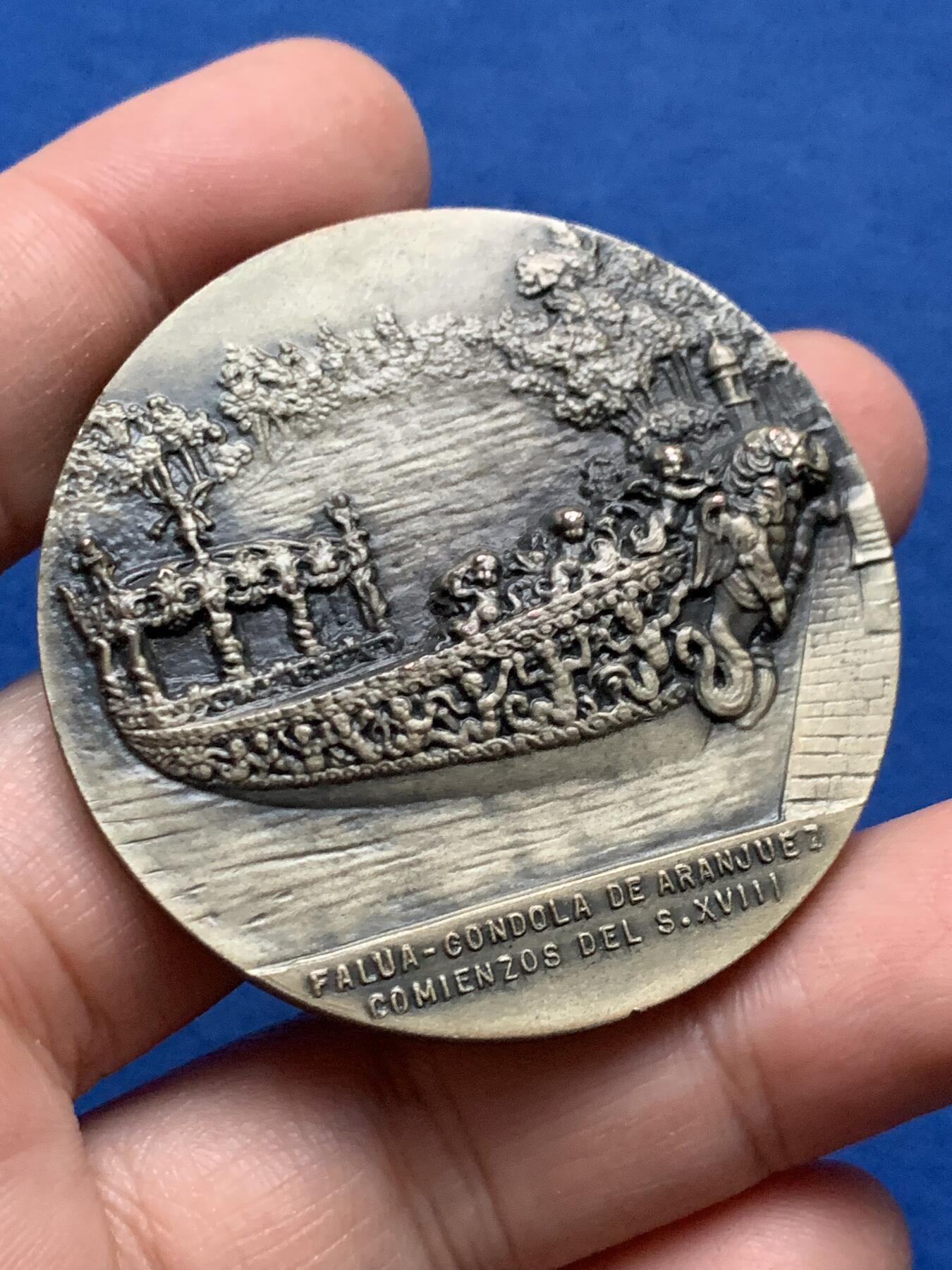 《竞宝斋》第443场 周日，周一，2场连拍 （全场包邮） 1970年西班牙巴塞罗那第八届国际航海博览会纪念镀银铜章 66.5克 50mm 带盒 正面：阿兰胡埃斯宫贡多拉御船