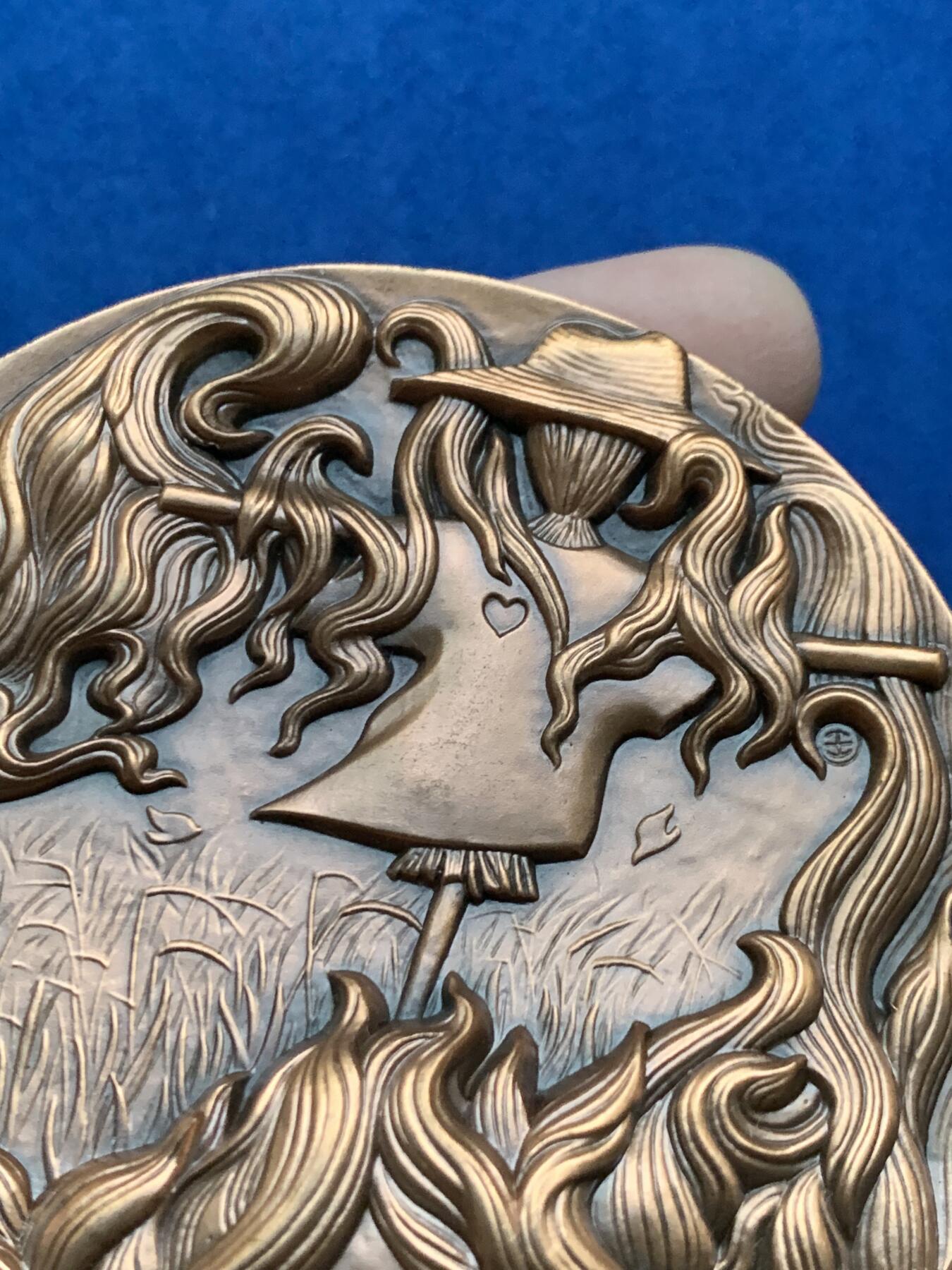 《竞宝斋》第443场 周日，周一，2场连拍 （全场包邮） 上海百拓稻草人之恋大铜章，编号007，总重约351克，直径80mm，原盒原证。