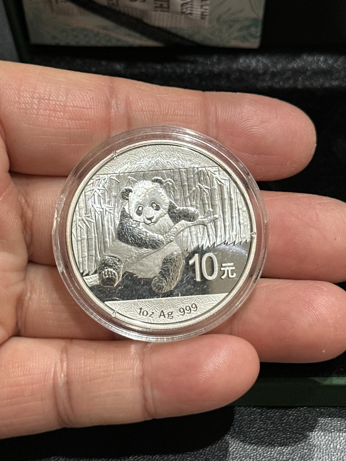 《外钞收藏家》第五百九十期（欧洲强钞、港币、硬通货及丰富裸币大拍场）（本平台长期征集拍品、欢迎藏友们联系合作） 2014年熊猫银币1盎司 带证书和盒子