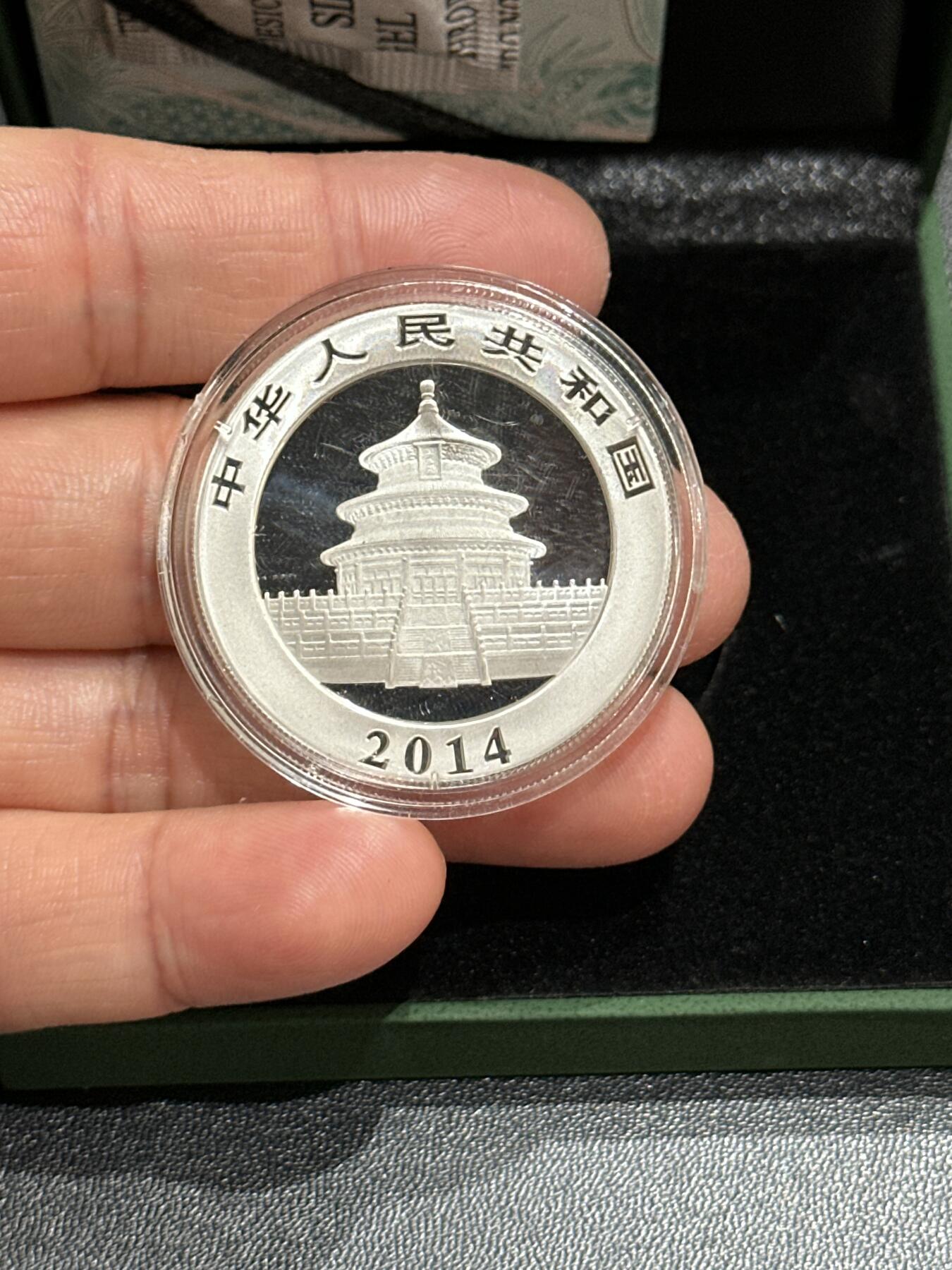 《外钞收藏家》第五百九十期（欧洲强钞、港币、硬通货及丰富裸币大拍场）（本平台长期征集拍品、欢迎藏友们联系合作） 2014年熊猫银币1盎司 带证书和盒子