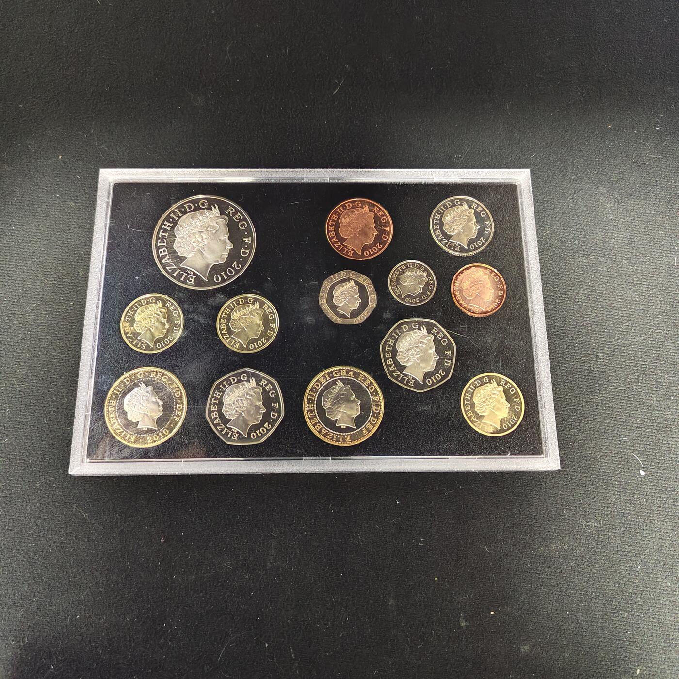 【全场包邮】纯粹捡漏拍483场（免费代拍第20场） 英国2010年官方精制套币-盒证全-含5镑君主制复辟350周年+2镑南丁格尔逝世100周年+1镑四邦国首府系列贝尔法斯特+伦敦2枚+50便士女童子军100周年5枚精制纪念币