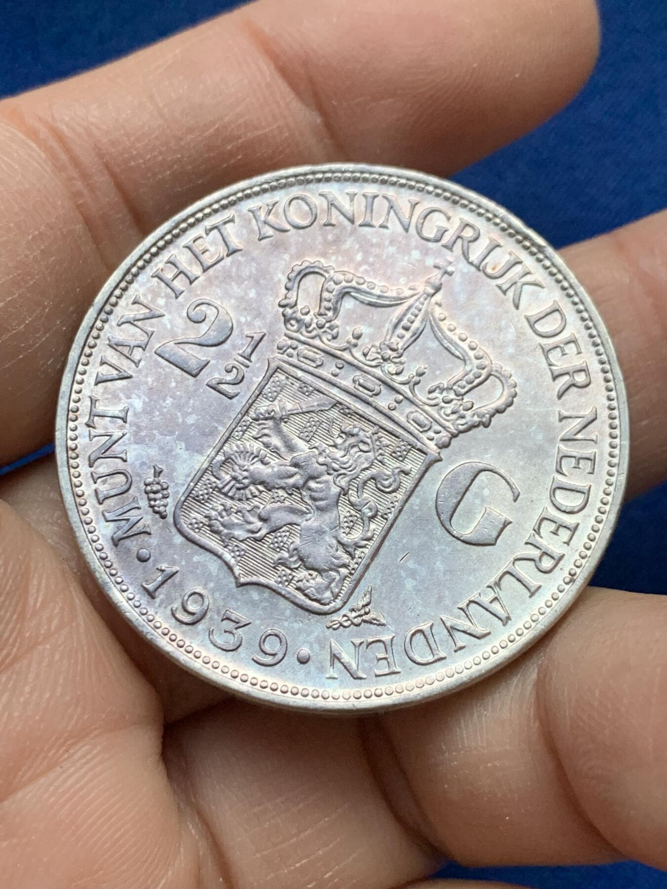 《竞宝斋》第443场 周日，周一，2场连拍 （全场包邮） 荷兰1939年威廉明娜2.5盾大银币 好品，光度漂亮，好看的紫罗兰彩