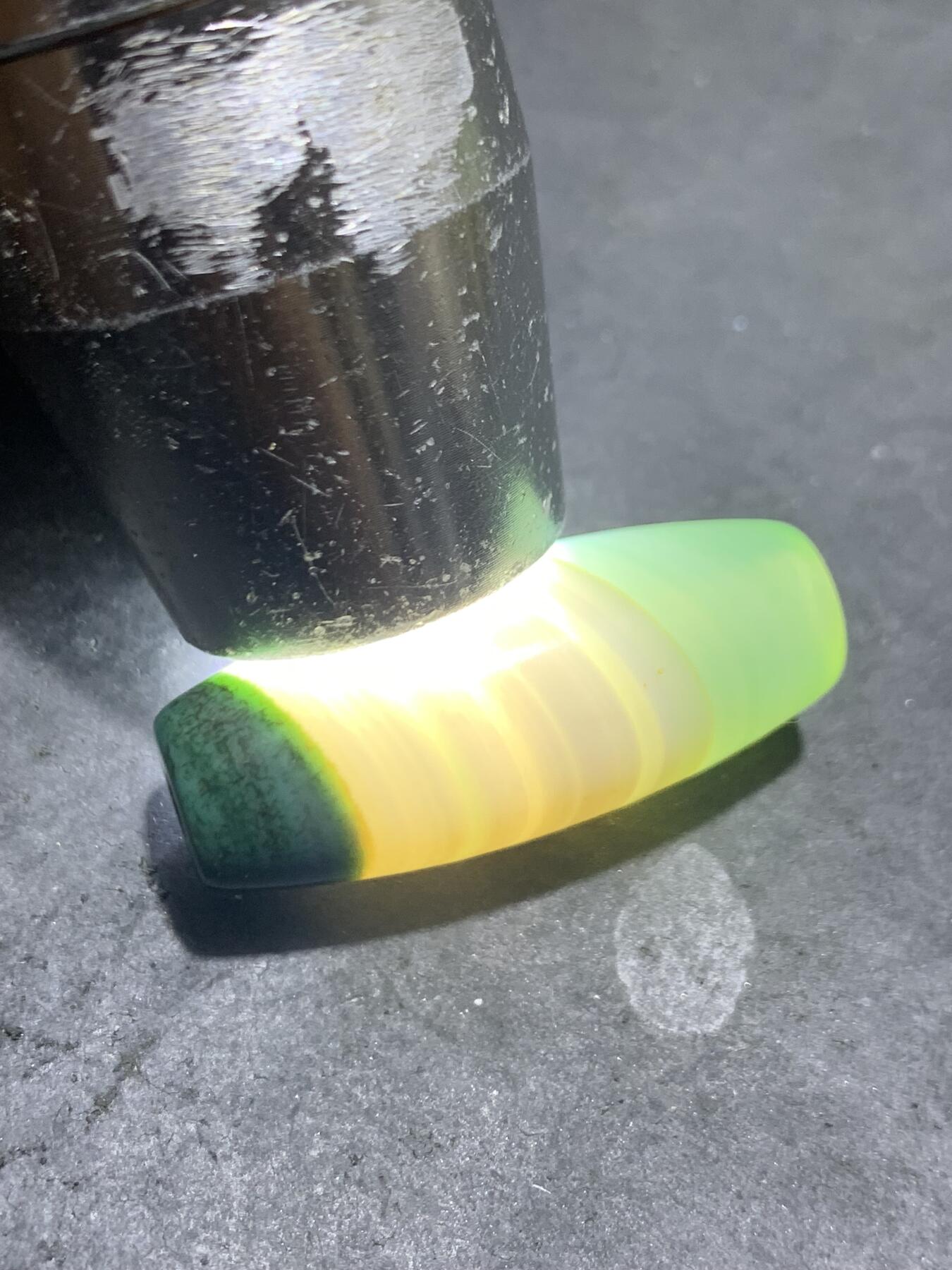 精美冰透高玉化瓷白绿双色缠丝玛瑙桶珠一颗