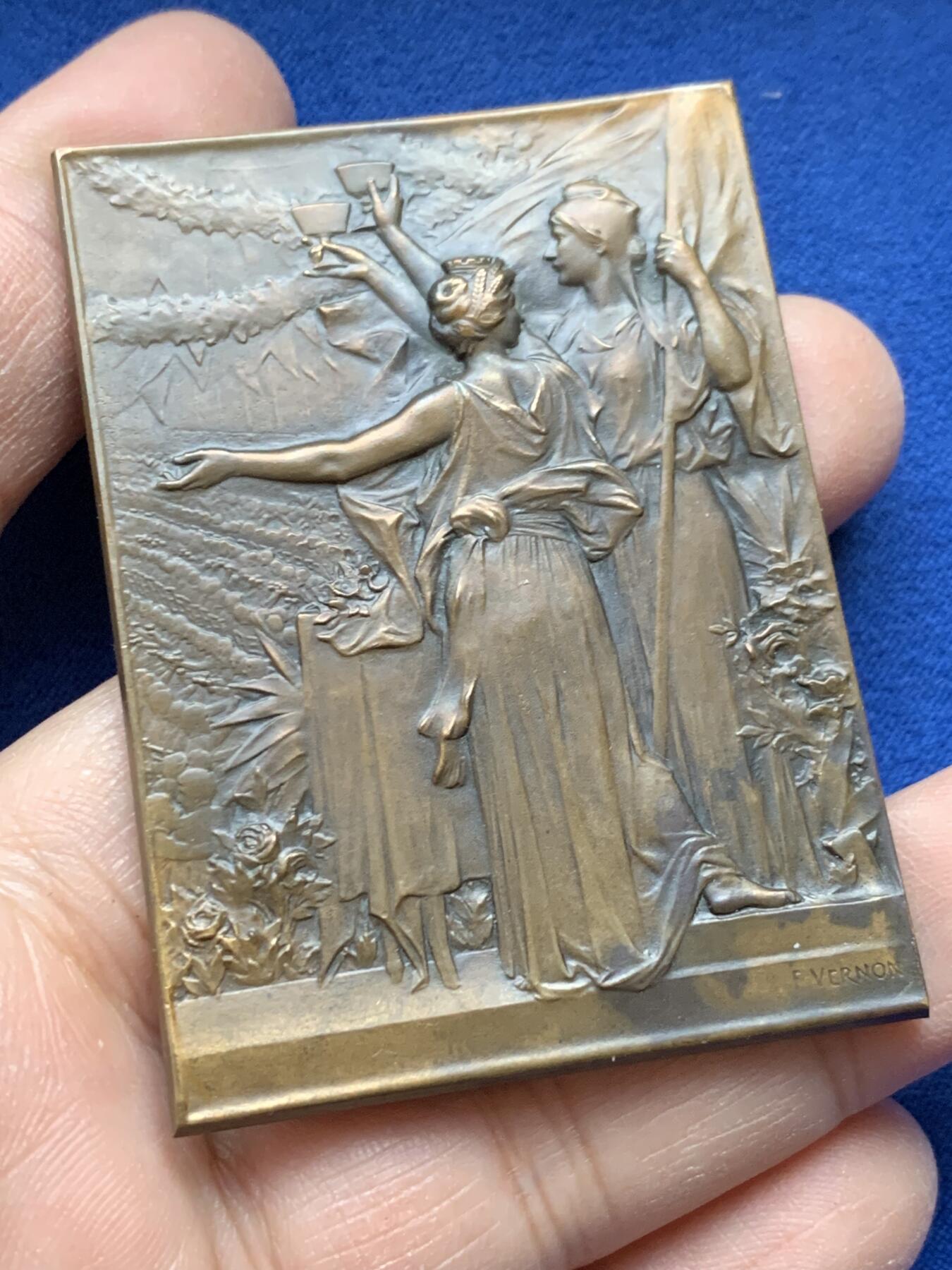 《竞宝斋》第443场 周日，周一，2场连拍 （全场包邮） 名家 F.Vernon作 1900年世界博览会期间杜乐丽宫法国市长宴会纪念方型铜章 75.7克 46.7*63.9mm 丰饶角铜标