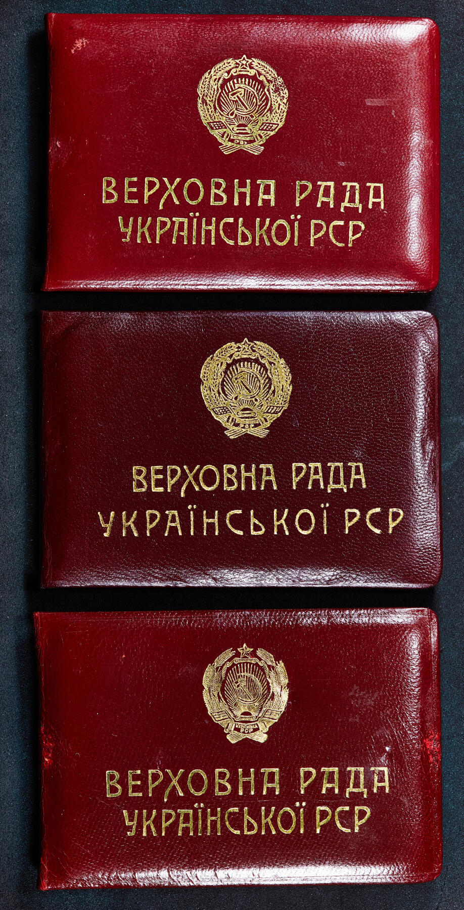 【俄甄集藏】2025年(045)12-03 星期三 晚 19:30 全场包邮 苏联同一人获得的1959、1963、1967年乌克兰最高苏维埃代表证章3枚一套，带证书，授予苏联院士、乌克兰历史学家尤里·尤里约维奇·康杜福（Кондуфор Юрий Юрьевич），参加过第二次世界大战的老兵，完美品相，稀有