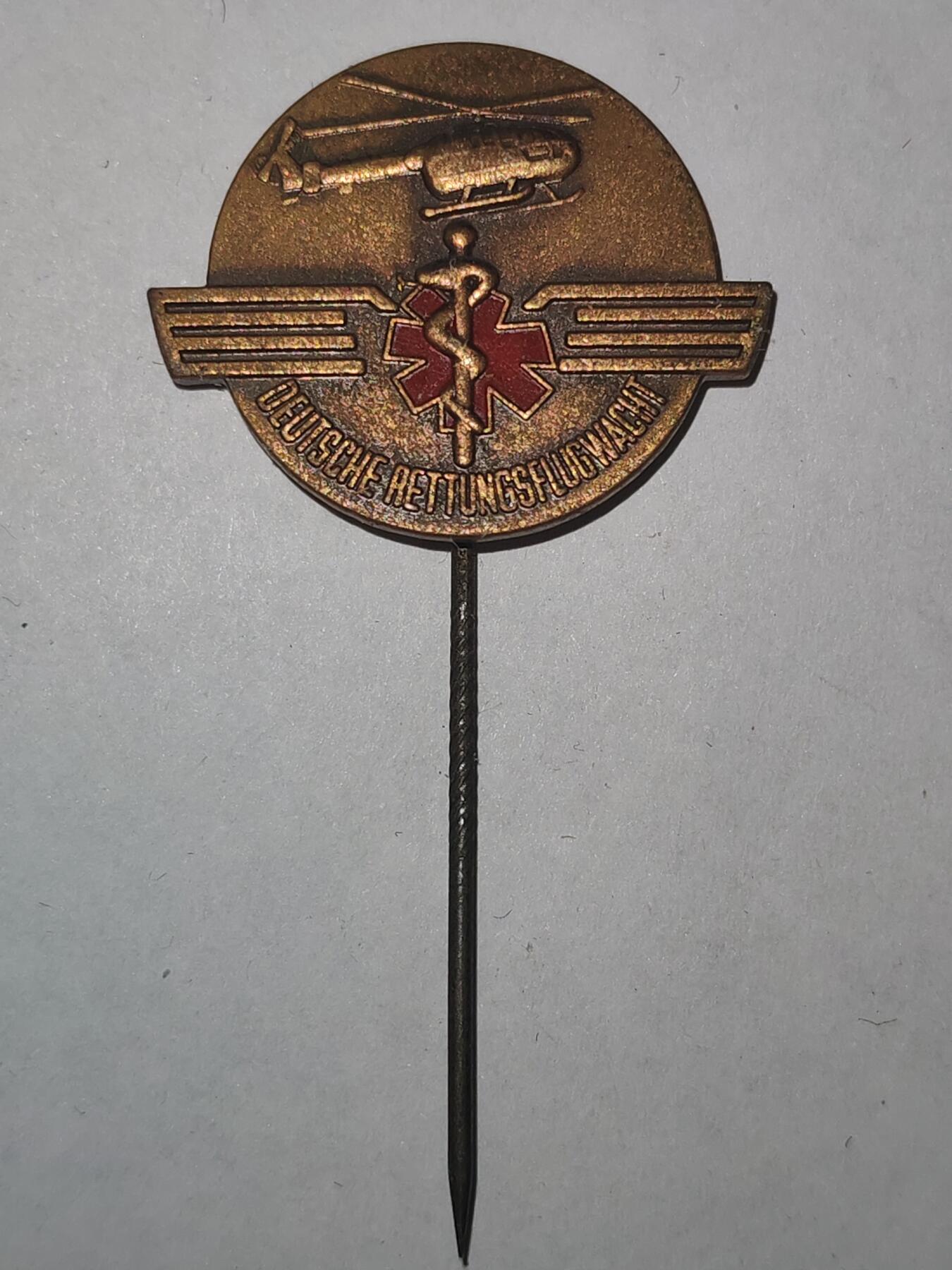 韵星假日拍卖第三十一期 -- Rimey Holidays Auction 31 民主德国第一版空中救援/军医证章插针 非常罕见 因为条件严苛故有该资格的士兵非常少 带厂标