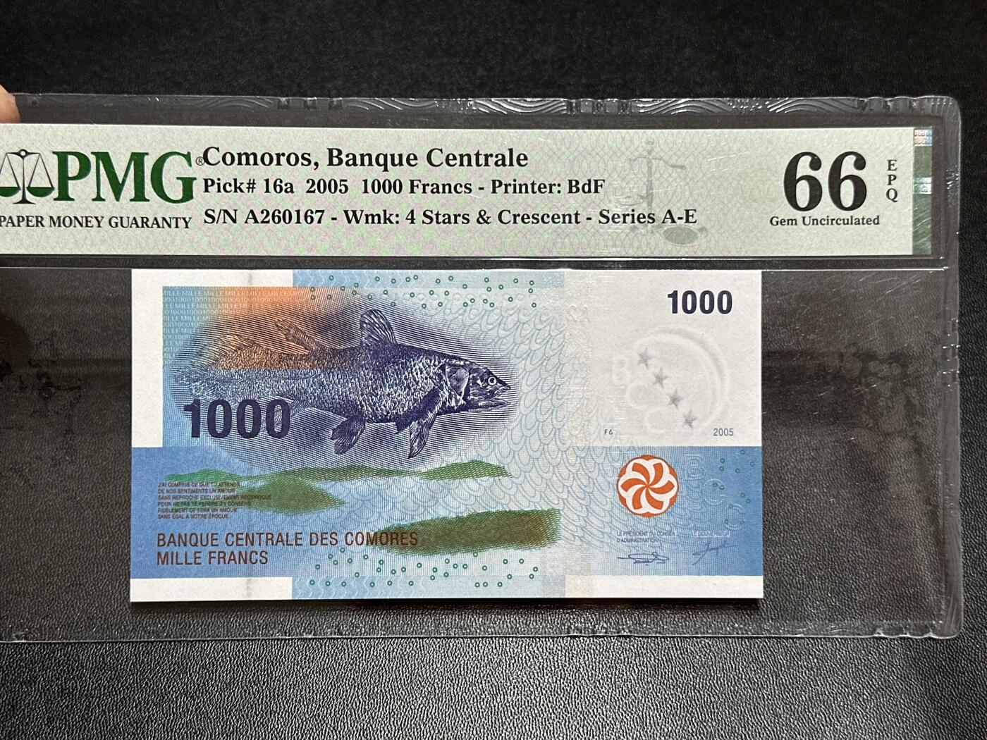 《外钞收藏家》第五百九十期（欧洲强钞、港币、硬通货及丰富裸币大拍场）（本平台长期征集拍品、欢迎藏友们联系合作） 2005年科摩罗1000法郎 PMG66 获奖钞 A冠  