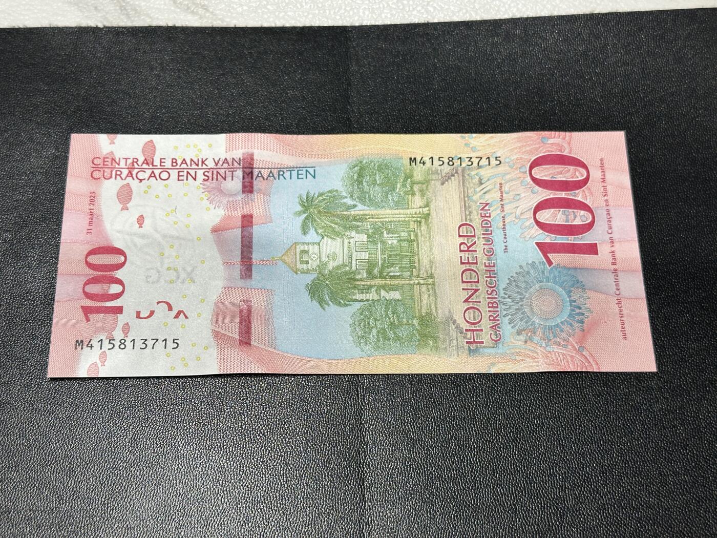 《外钞收藏家》第五百九十期（欧洲强钞、港币、硬通货及丰富裸币大拍场）（本平台长期征集拍品、欢迎藏友们联系合作） 2025年版库拉索和圣马丁100盾 全新UNC 尾715